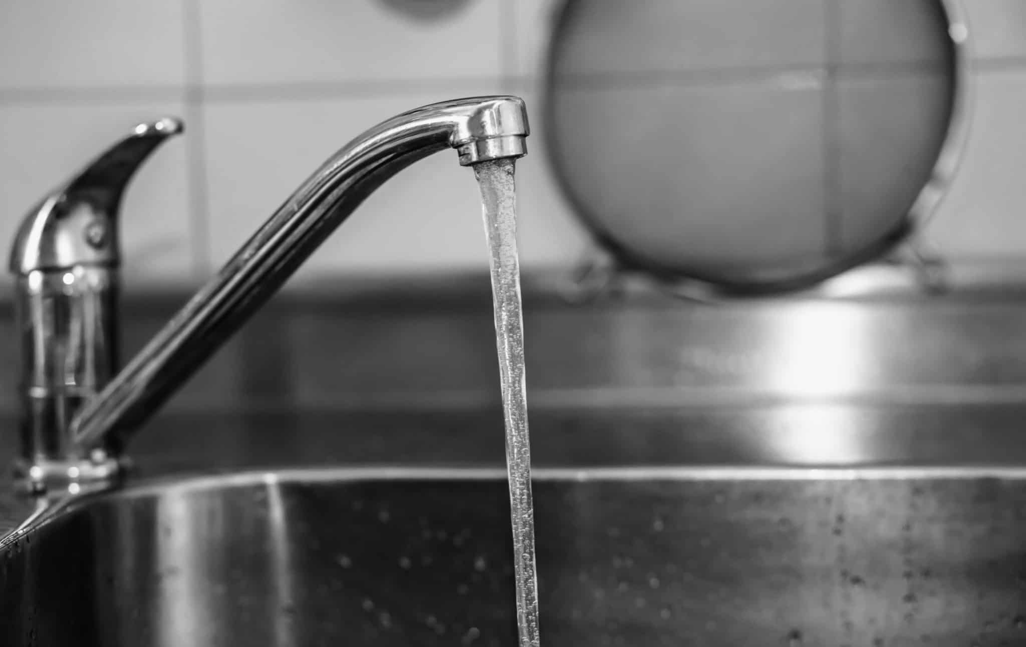 Torneira da cozinha aberta, deixando sair água
