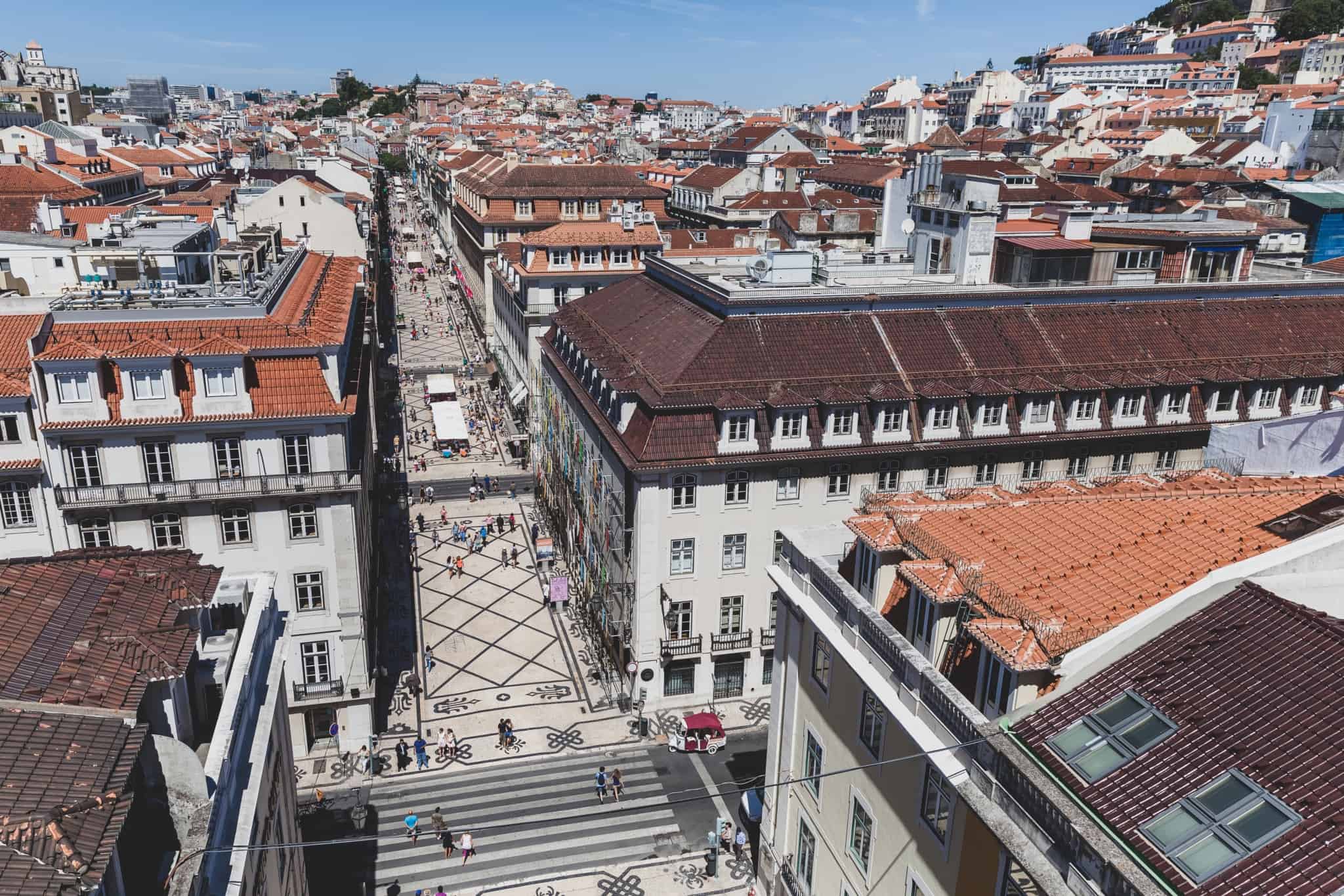 Vista panoramica da Baixa de Lisboa com pessoas a circular na rua Augusta