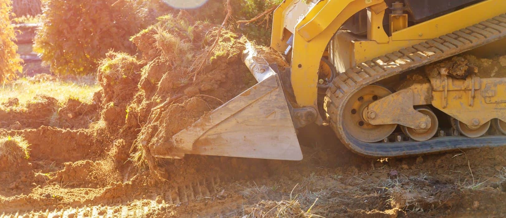 Retroescavadora a preparar o terreno para construção de casa