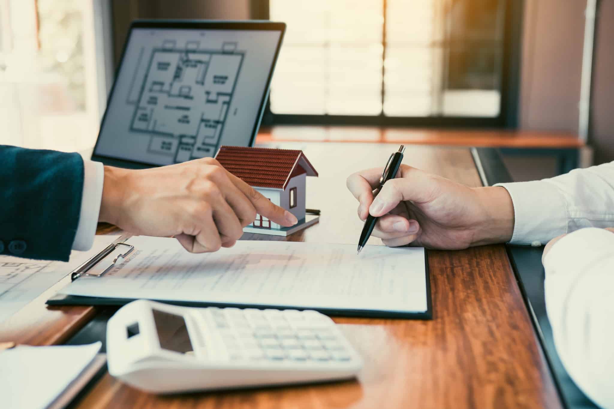 bancário e cliente reveem condições credito habitação devido ao fim da moratória