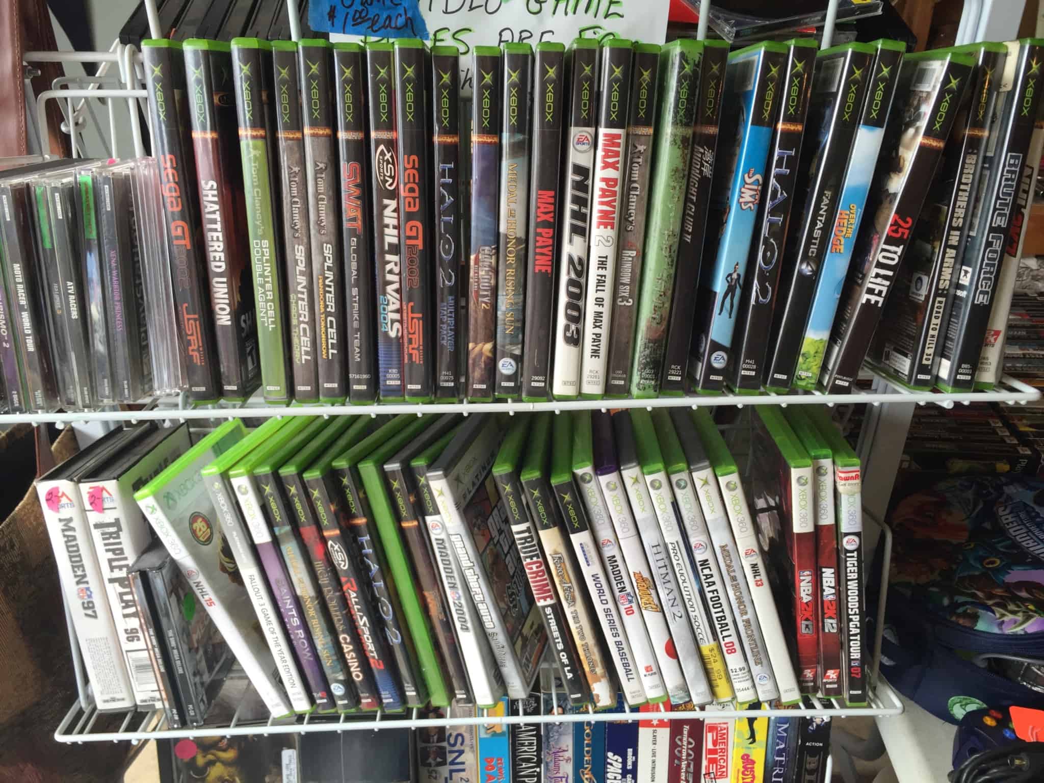 estante com várias prateleiras cheias de videojogos que podem ter uma segunda vida, permitindo destralhar a nossa casa e promover a economia circular