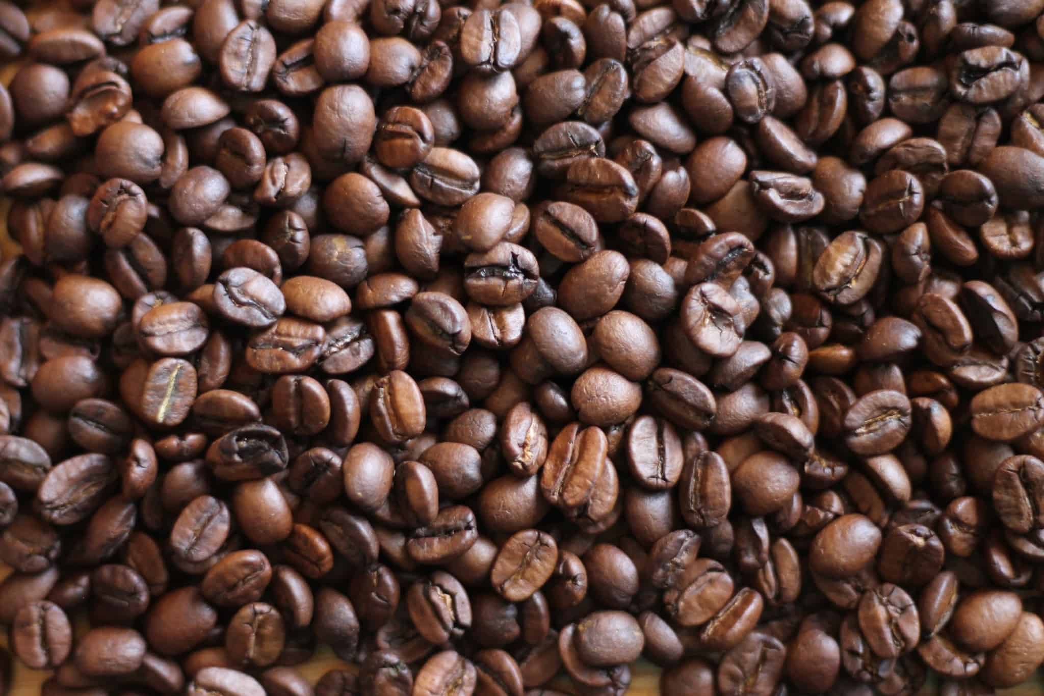 Grãos de café amontoados. O café é uma das matérias-primas negociadas em bolsa