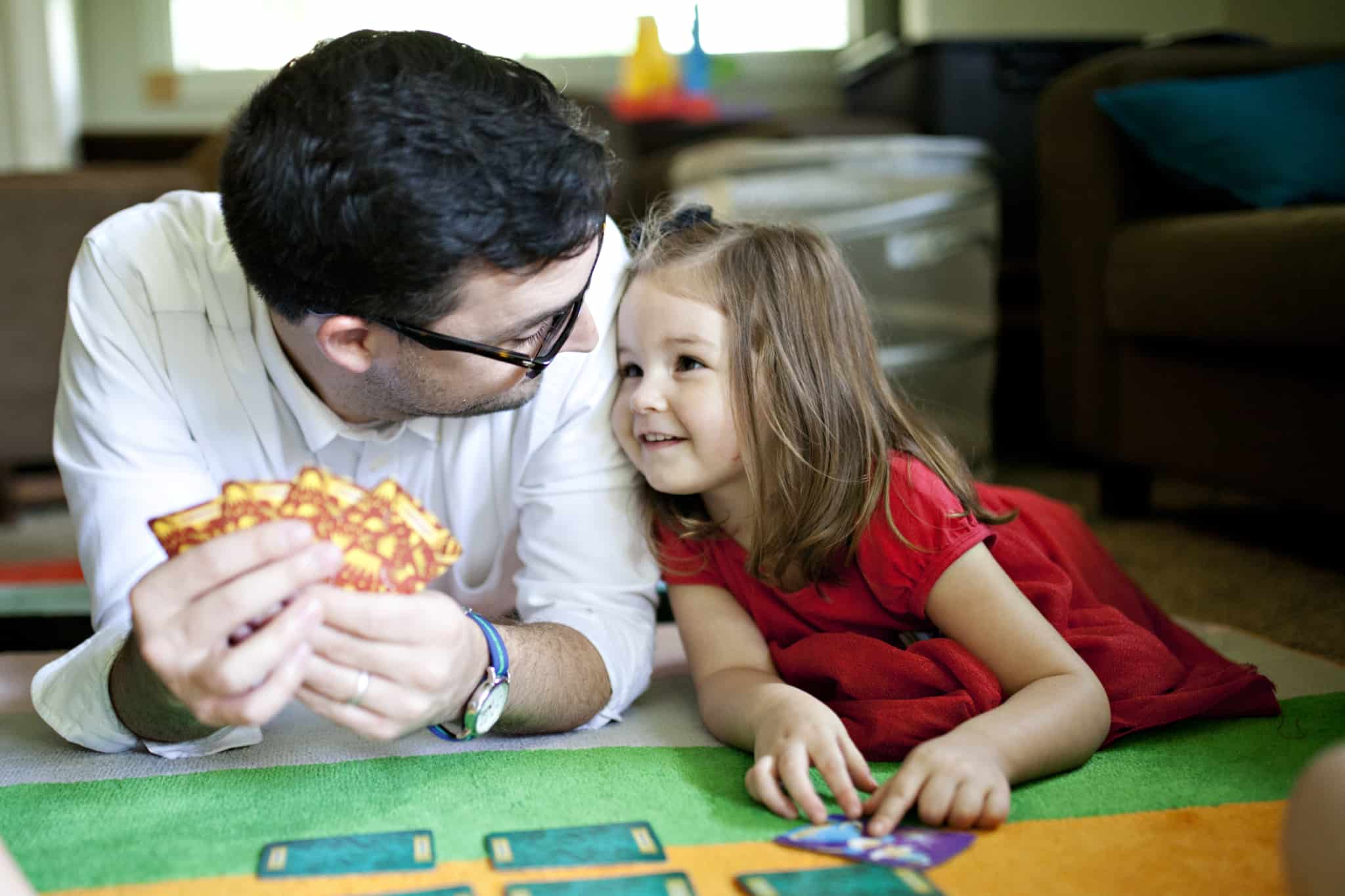 pai e filha a jogar às cartas