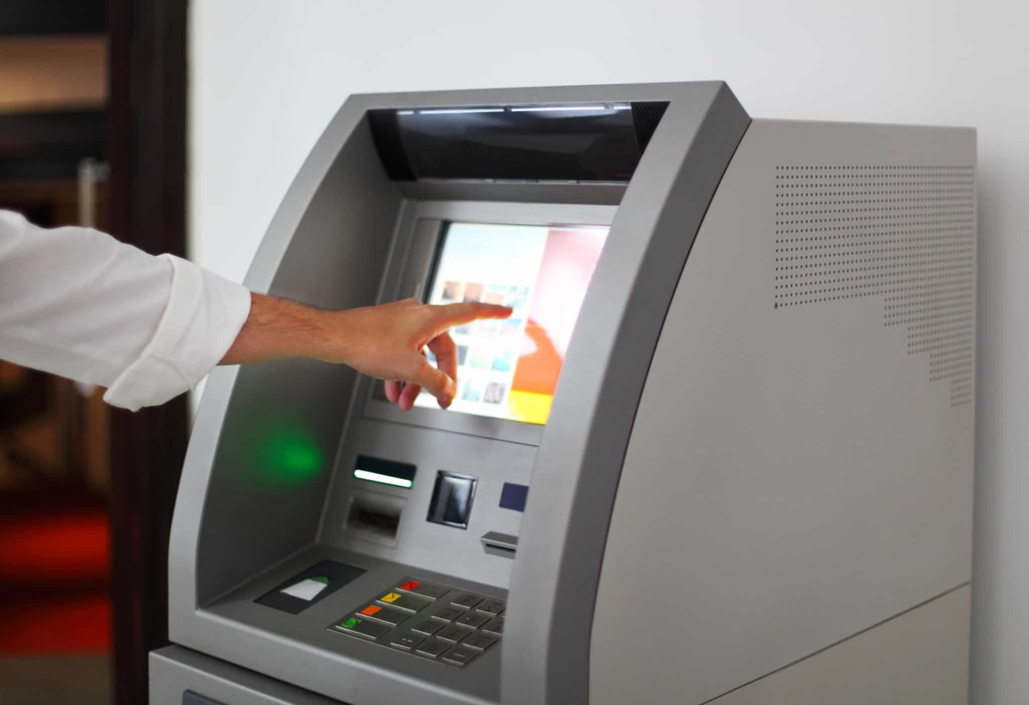 homem levanta dinheiro em ATM ou Multibanco