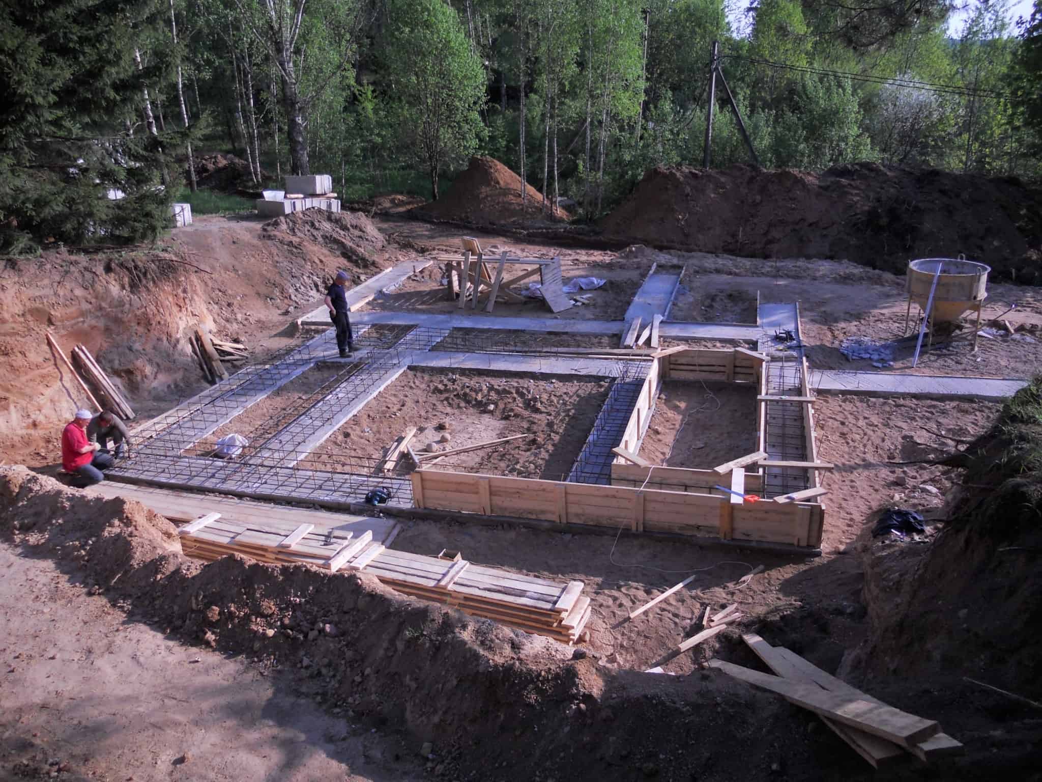 Terreno onde está a ser construída uma casa. Na imagem veem-se as fundações do edifício