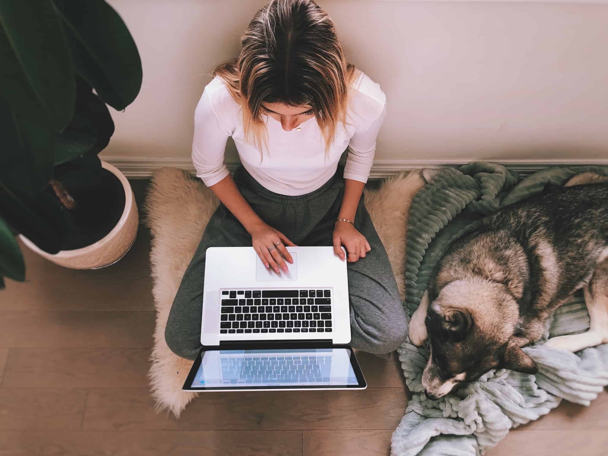 Estudante maior de 23 anos a pesquisar soluções de ensino no computador