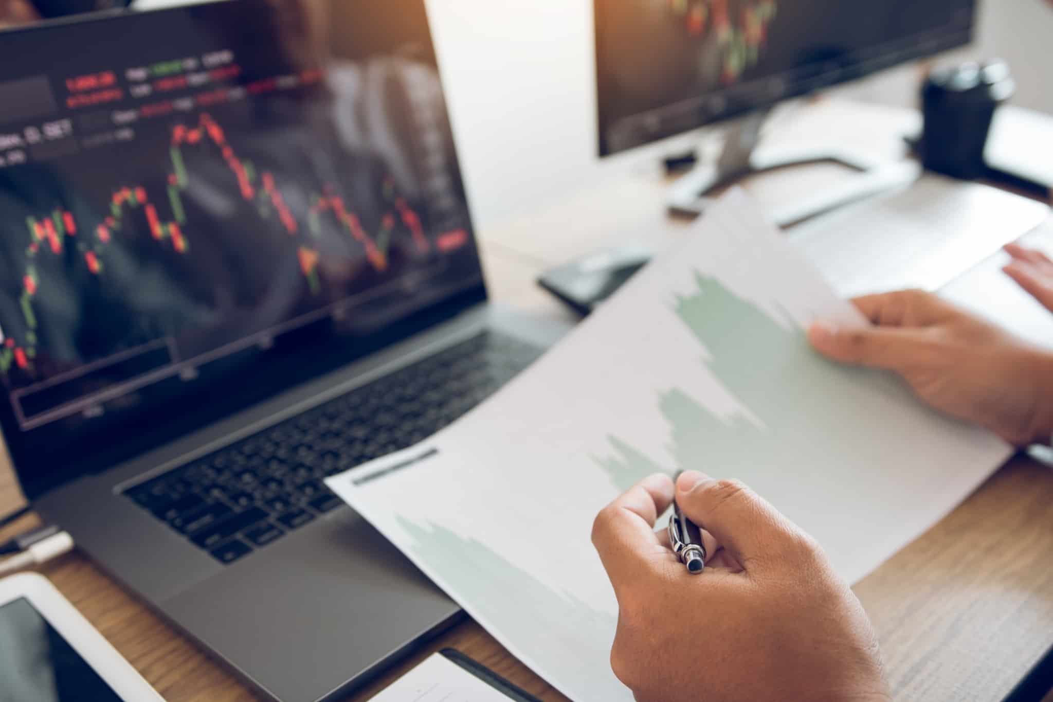 Investidor está a analisar o desempenho de alguns investimentos feitos nos mercados financeiros