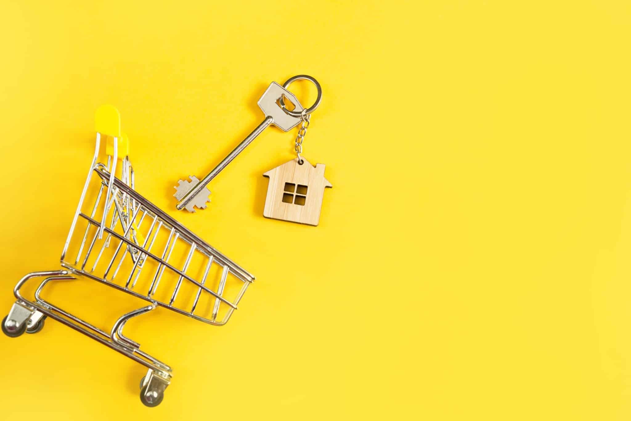 Chaves de uma casa e um carrinho de supermercado miniatura, numa alusão ao mercado de arrendamento. O incumprimento do pagamento de renda pode levar ao despejo