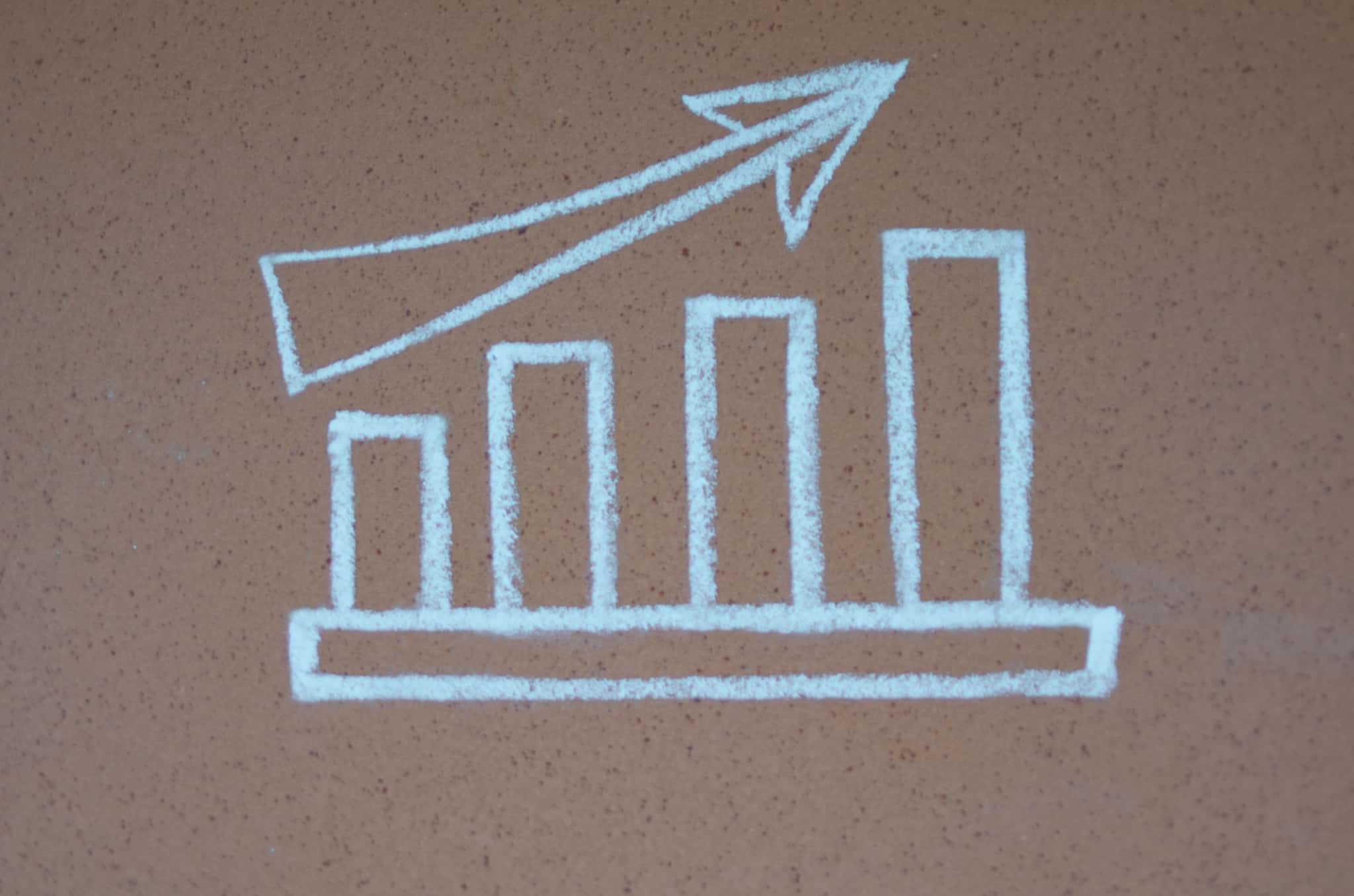 rendimento passivo ilustrado por um gráfico, desenhado a giz , de forma rústica, com 4 barras que vão aumentando de altura, acompanhadas por uma seta a apontar nesse sentido ceescente.