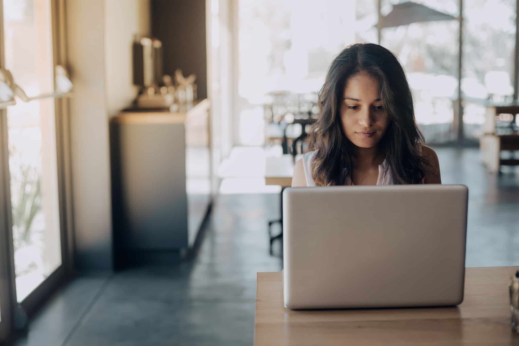 Jovem a trabalhar em como fazer um estudo de mercado para abrir uma empresa