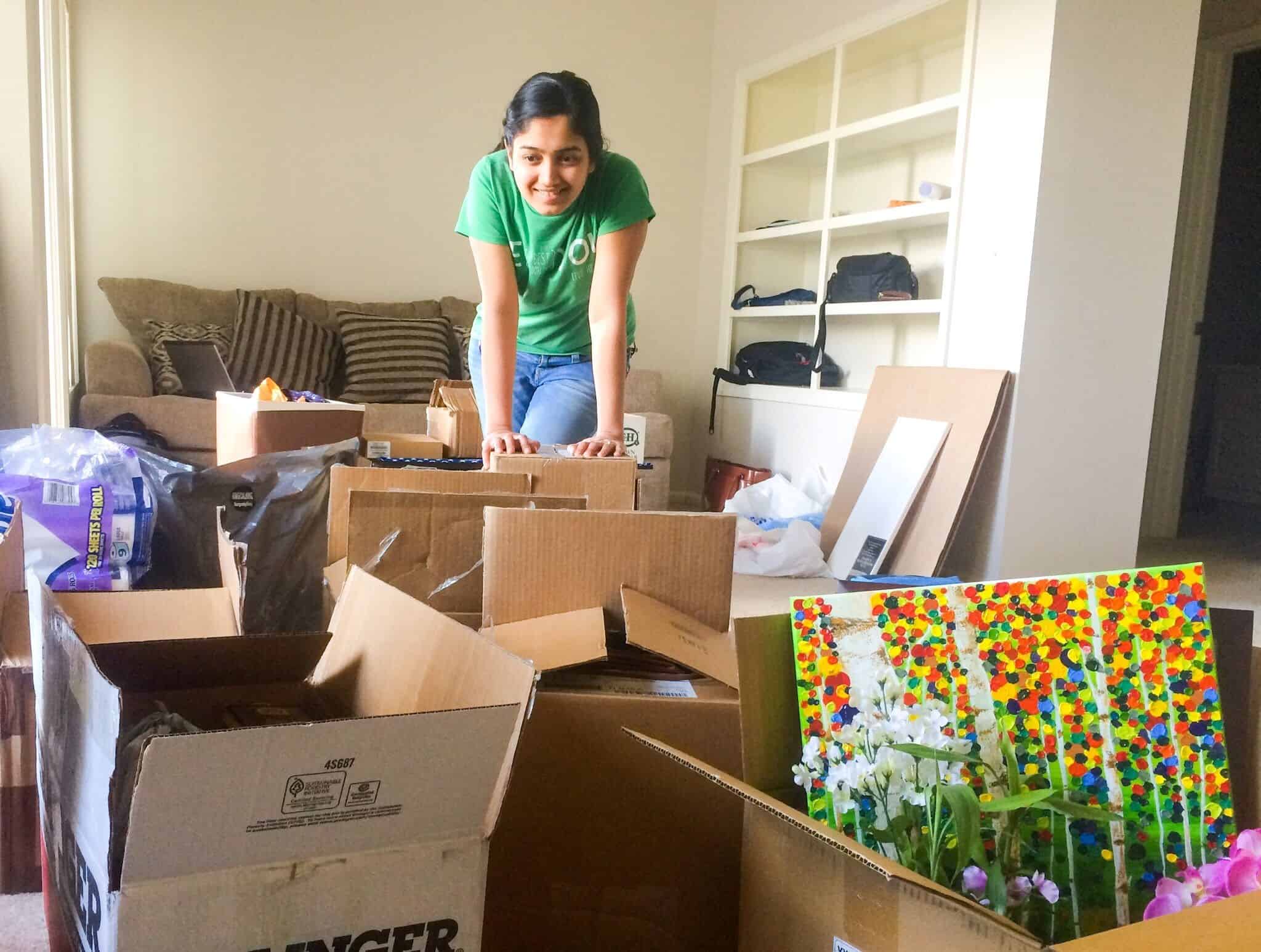 Mulher no meio de caixas a faezr mudança de casa no âmbito de uma permuta