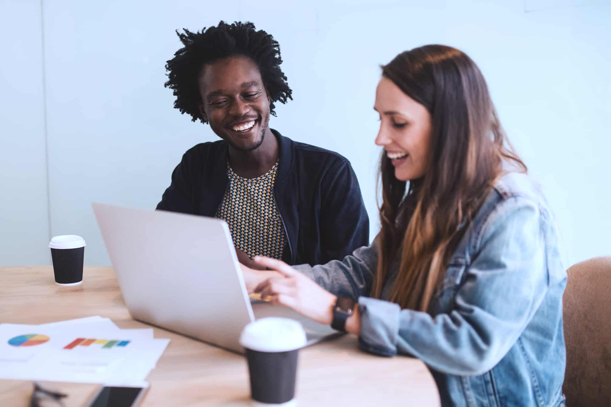 homem e mulher a trabalharem em marketing digital