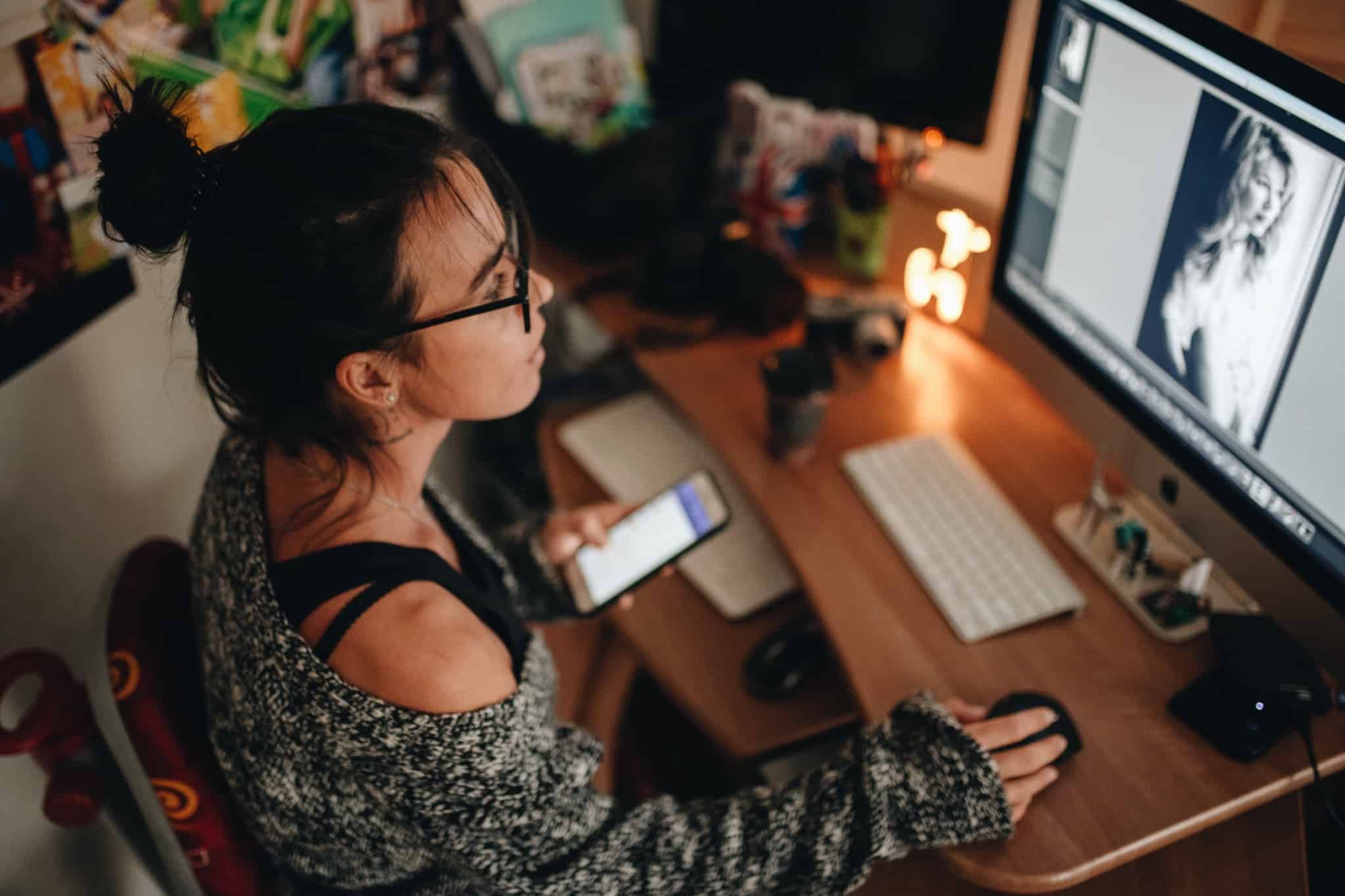 jovem trabalhadora a como comunicar ausência no trabalho