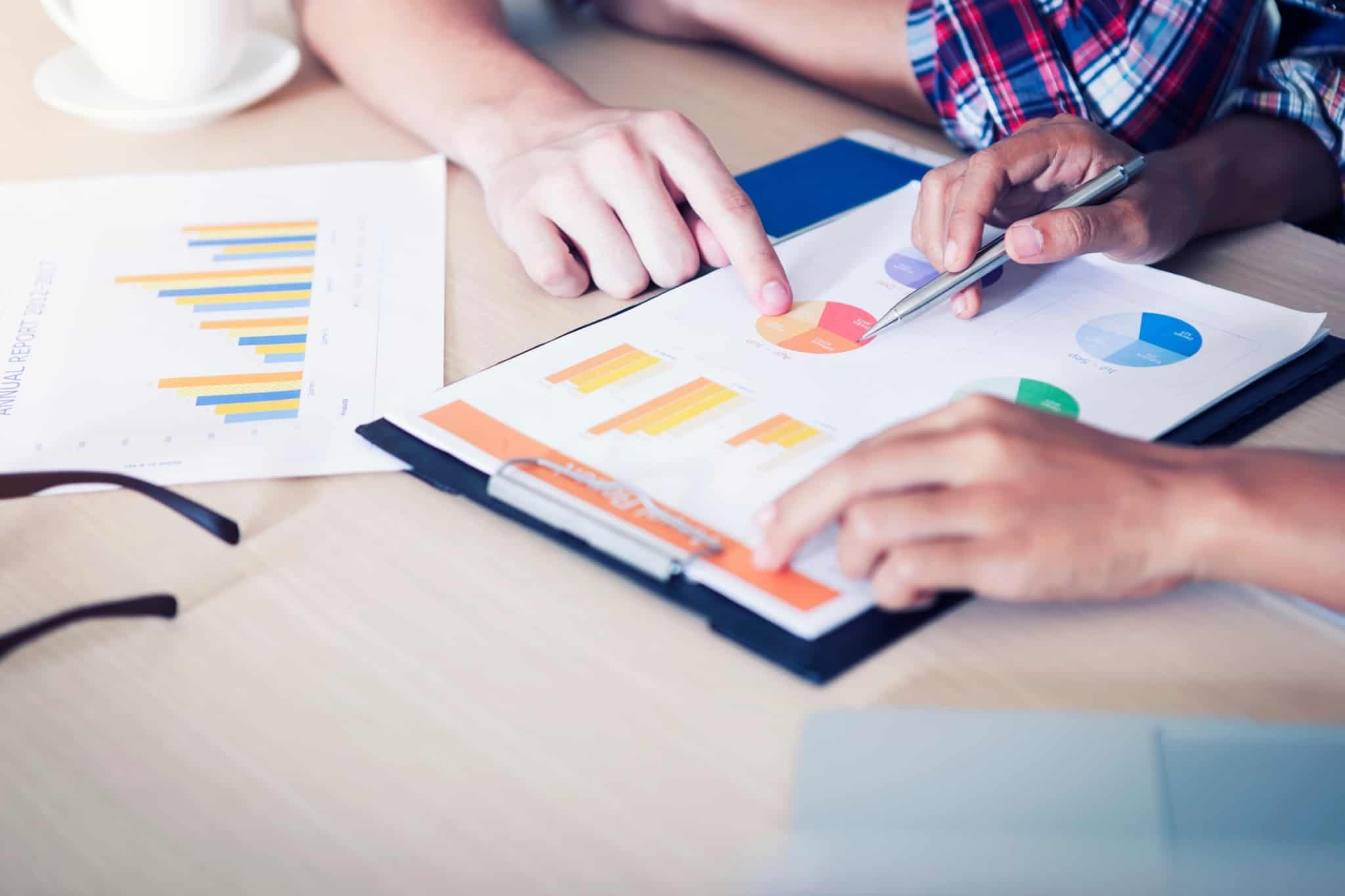 Empresários analisam gráficos sobre o passivo e o ativo da sua empresa