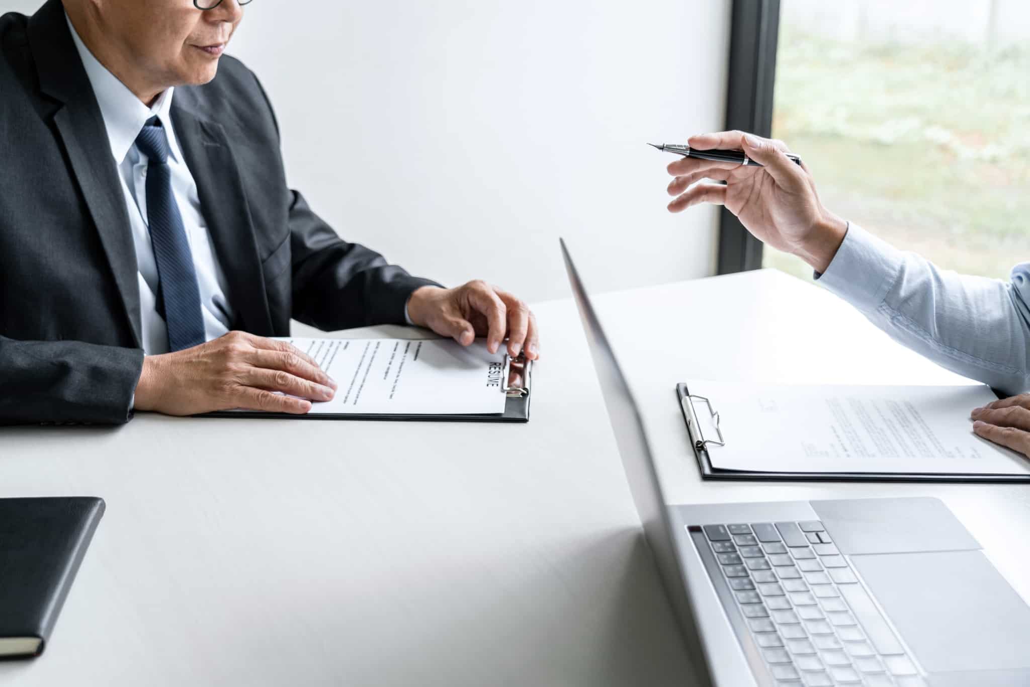 homem, com mais de 40 anos e desempregado, está a ser entrevistado num processo de recrutamento