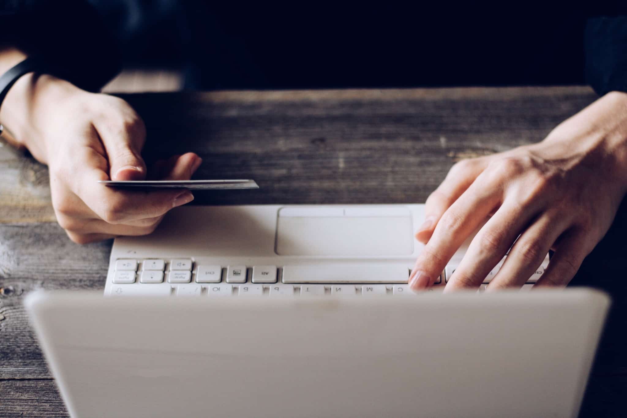 Homem usa o cartão de crédito numa compra online que está a fazer