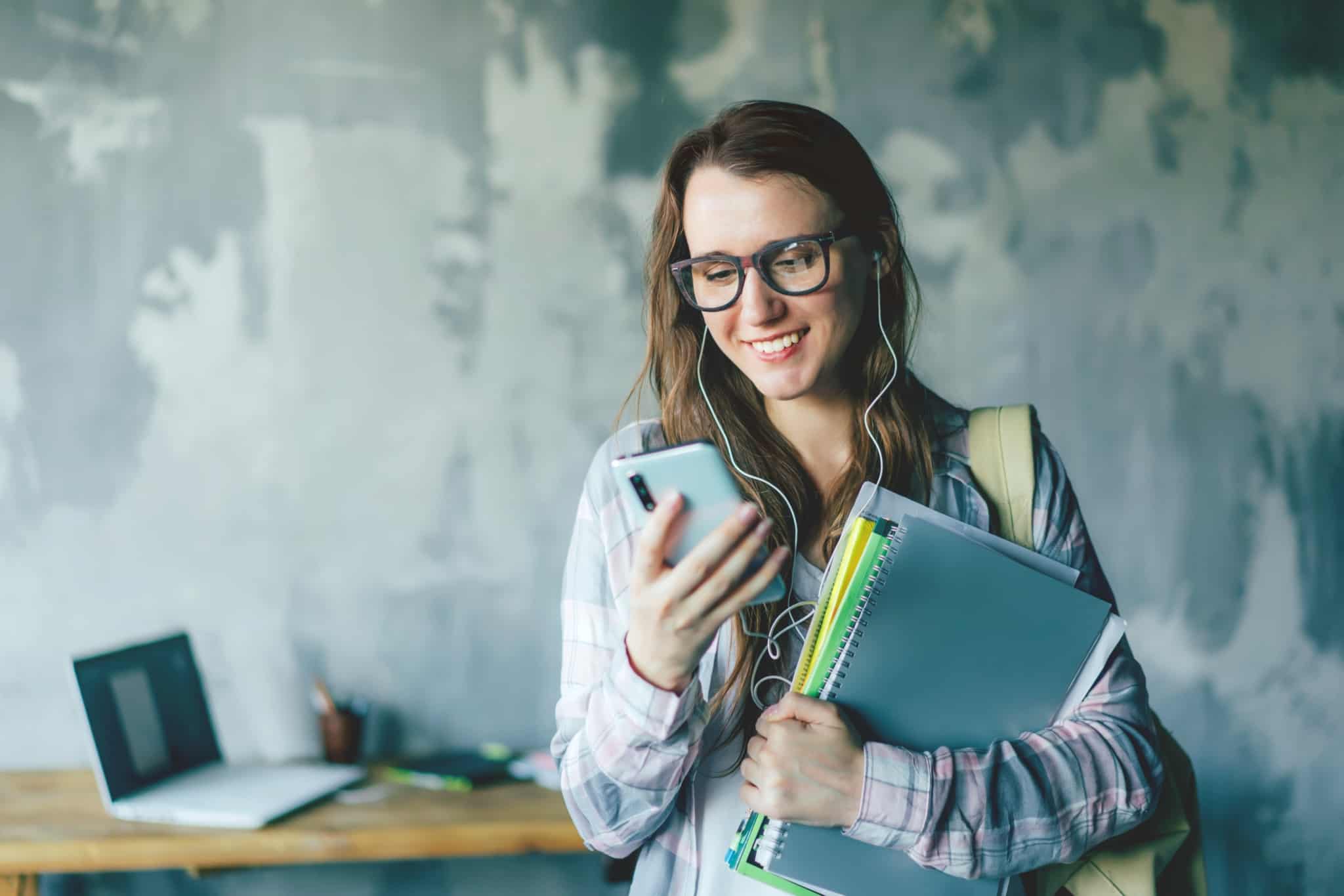 jovem mulher estudante prepara entrada no mercado de trabalho