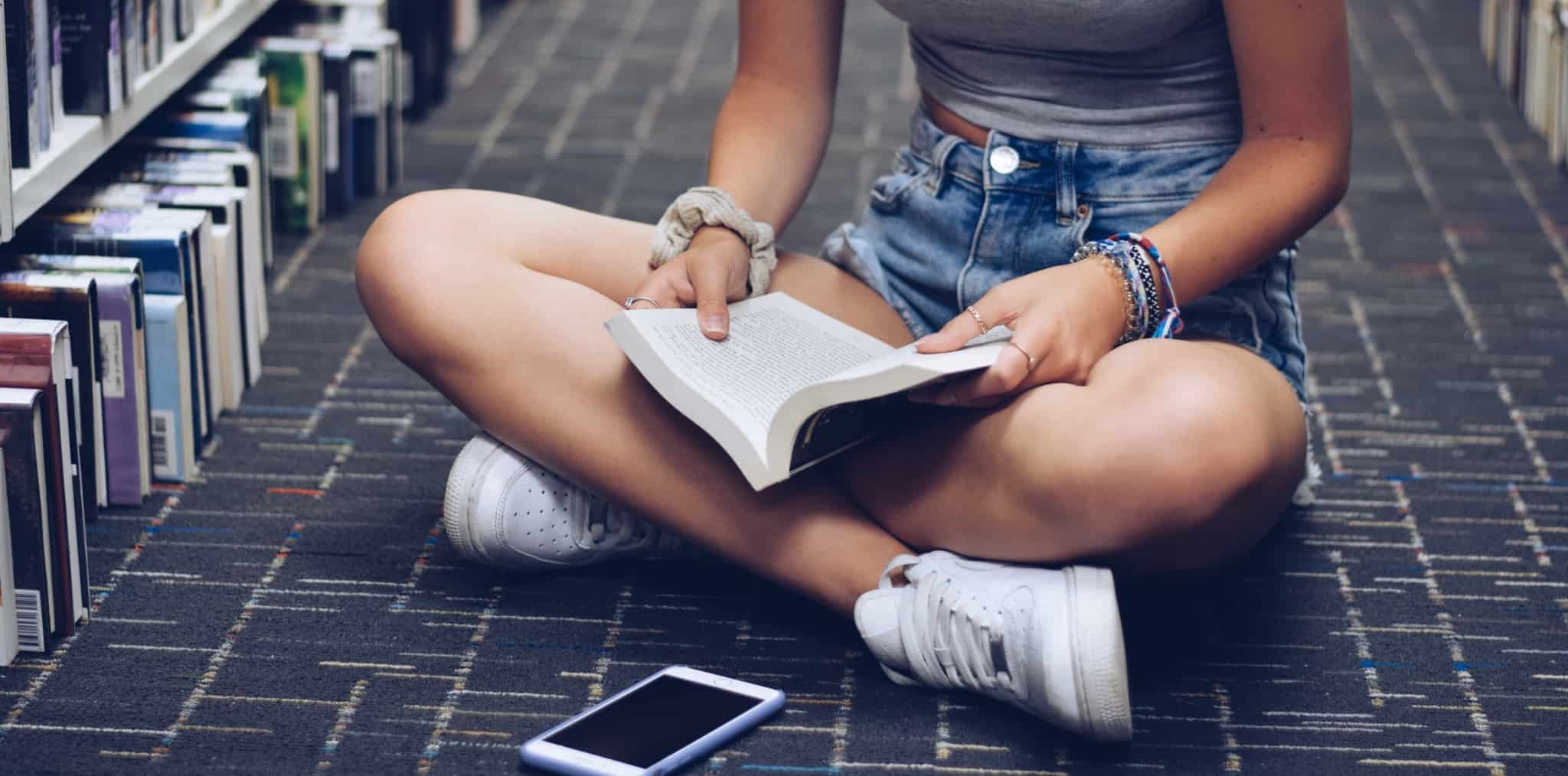 jovem a ler livro