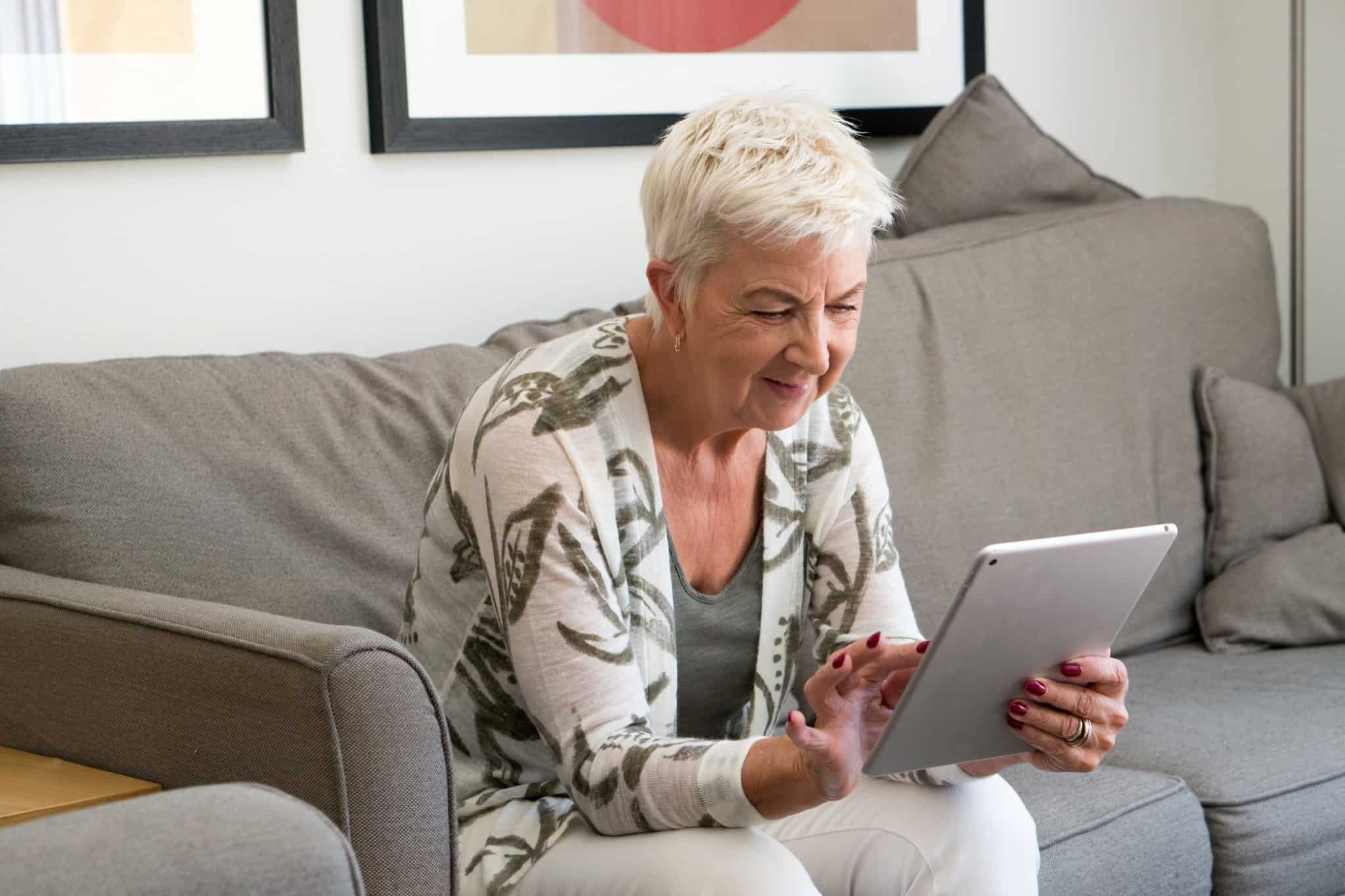 senhora sénior no tablet