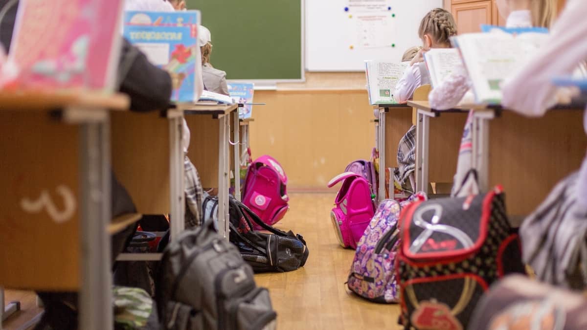Sala de aula com crianças sentadas no regresso às aulas