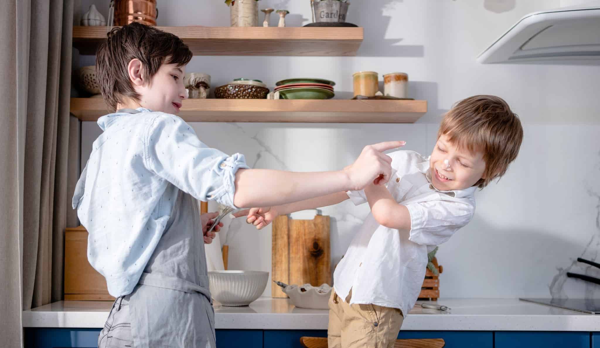 Crianças que receberam a semanada estão a brincar na cozinha