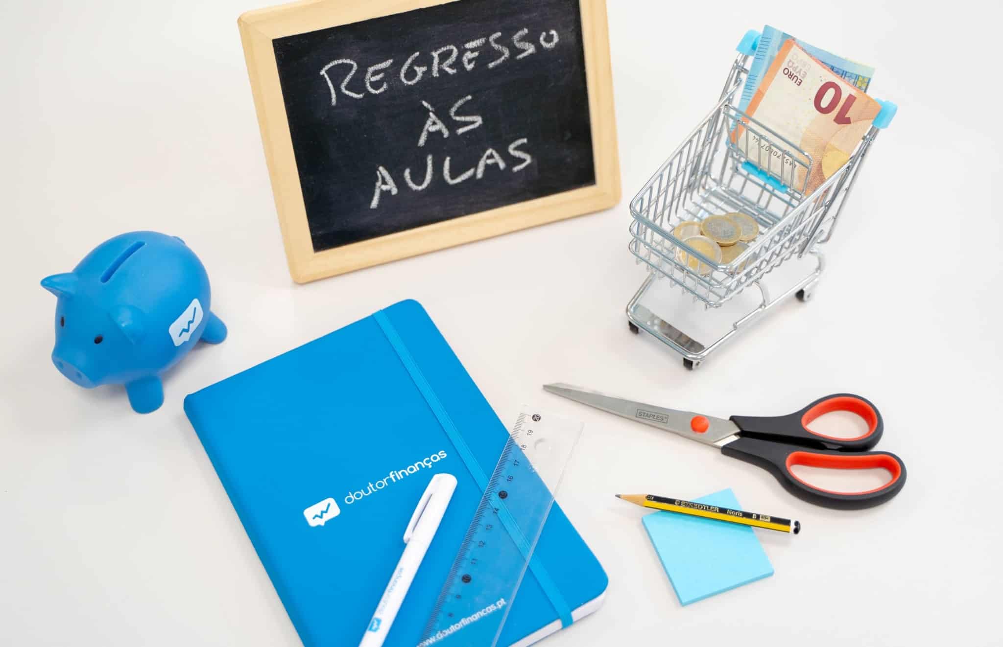 imagem com um quadro a dizer regresso às aulas com material escolar em cima da mesa a ilustrar a hipótese de pedir um crédito pessoal no regresso às aulas