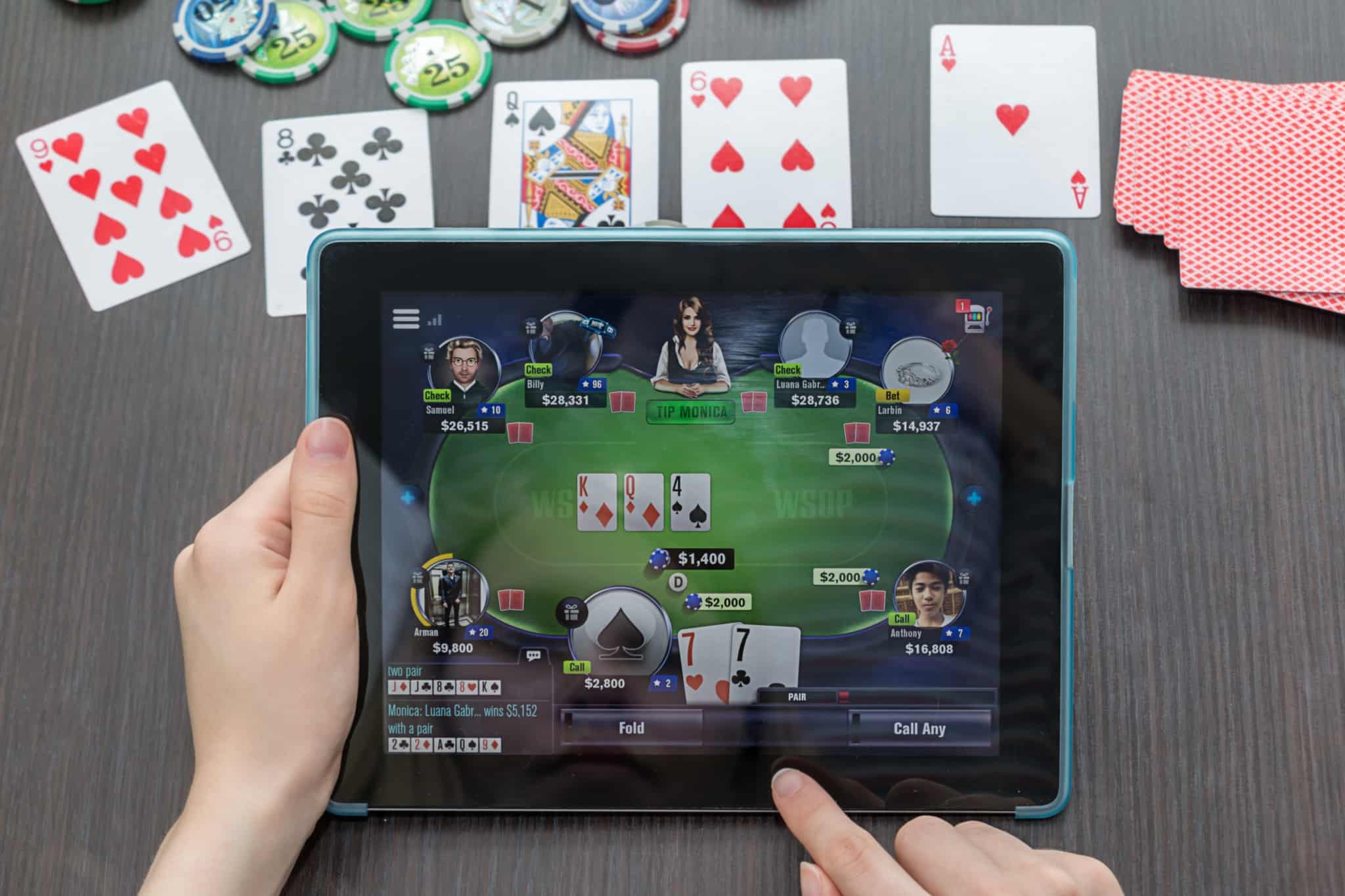 apostas e jogos online ilustrados com ambiente em tablet e em mesa de casino
