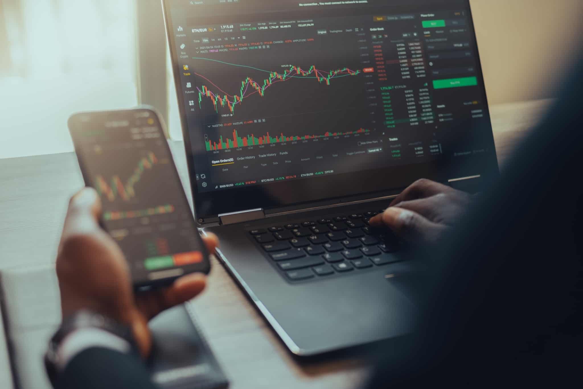 Investidor analisa retorno dos invetsimentos em criptomoedas