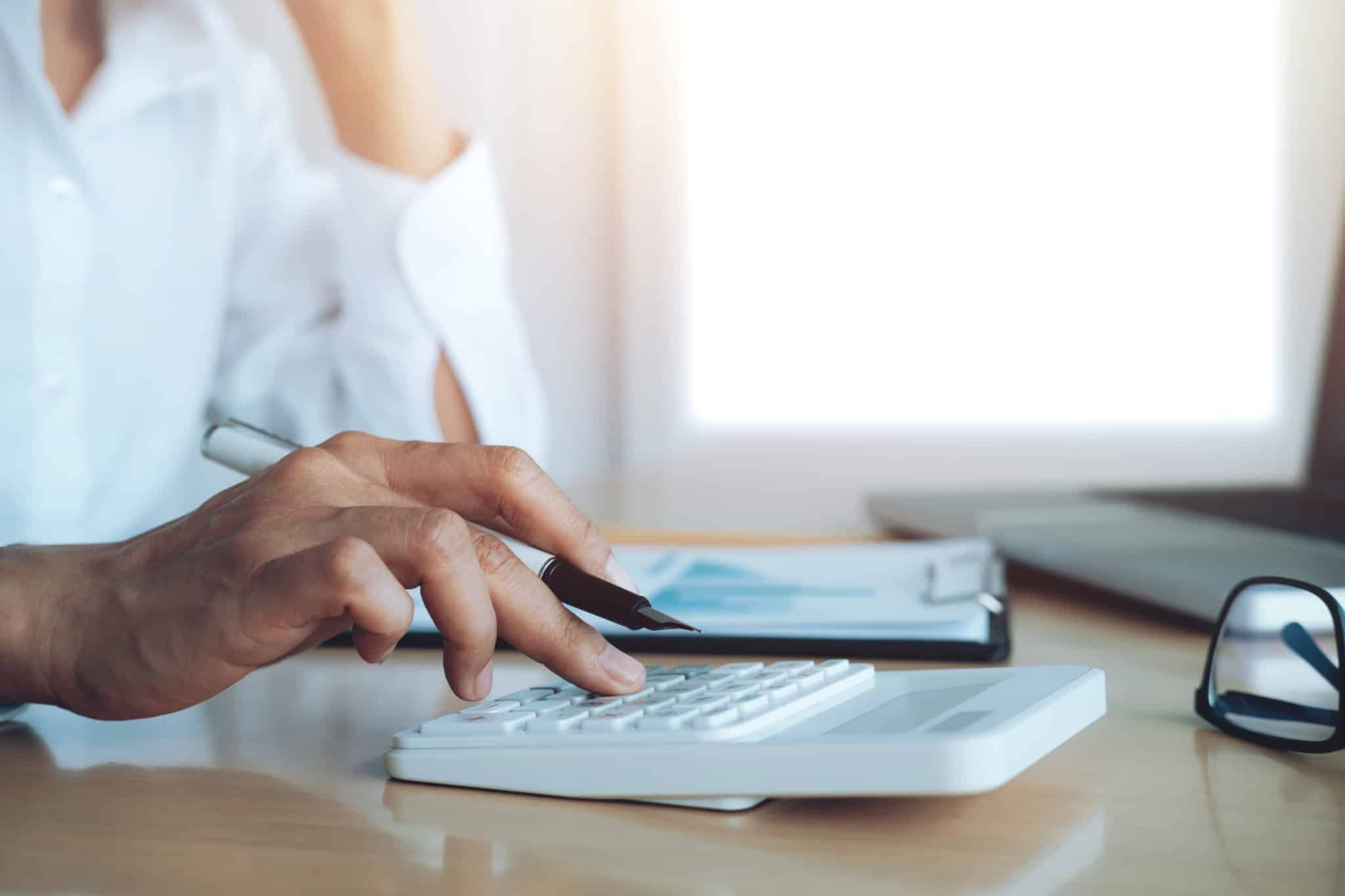 mulher faz contas e analisa os resultados do seu investimento em certificados de aforro