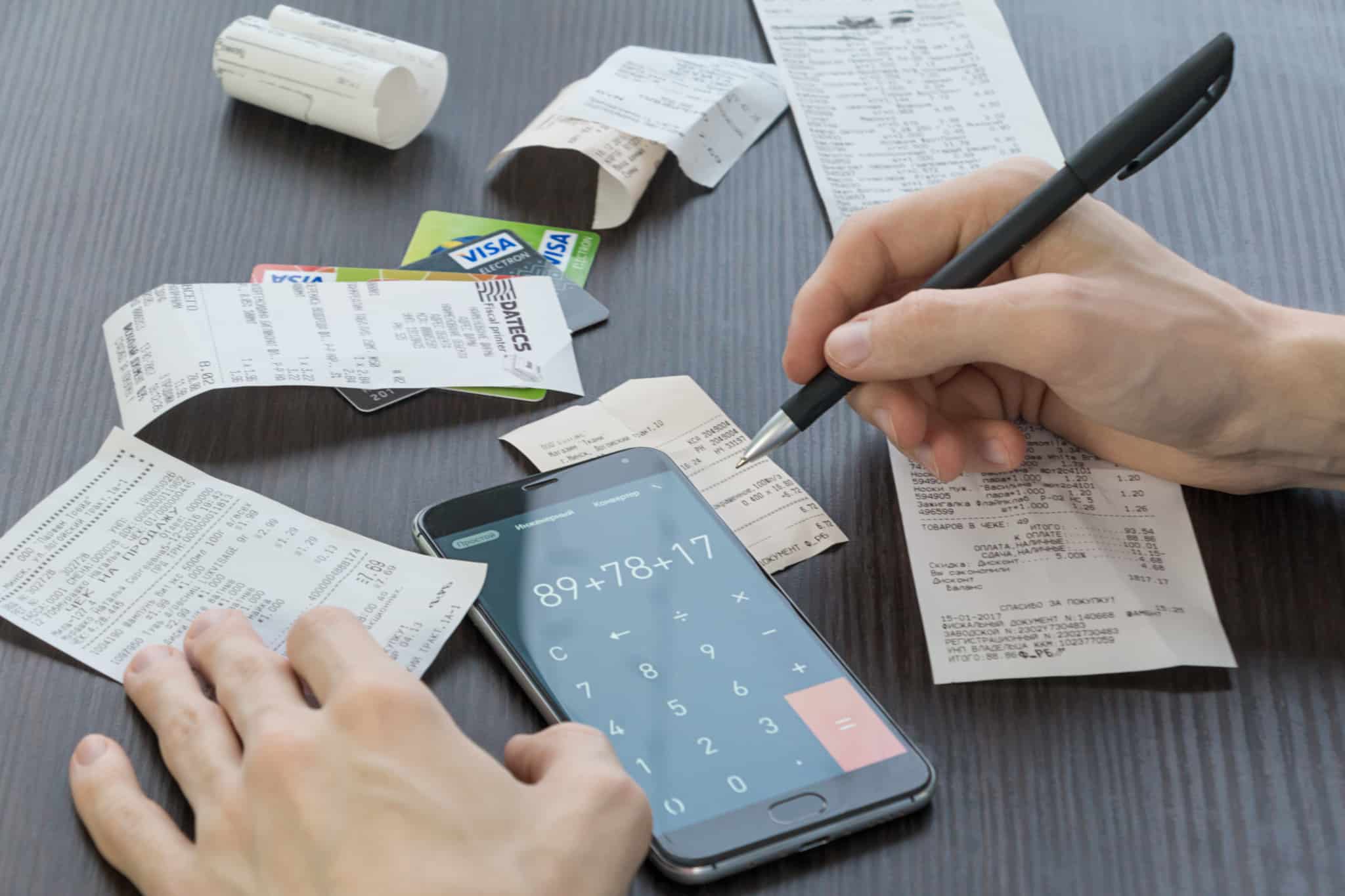 mudança de conta e pagamentos mensais sem interrupção ilustrados com talões e faturas a serem somados numa calculadora
