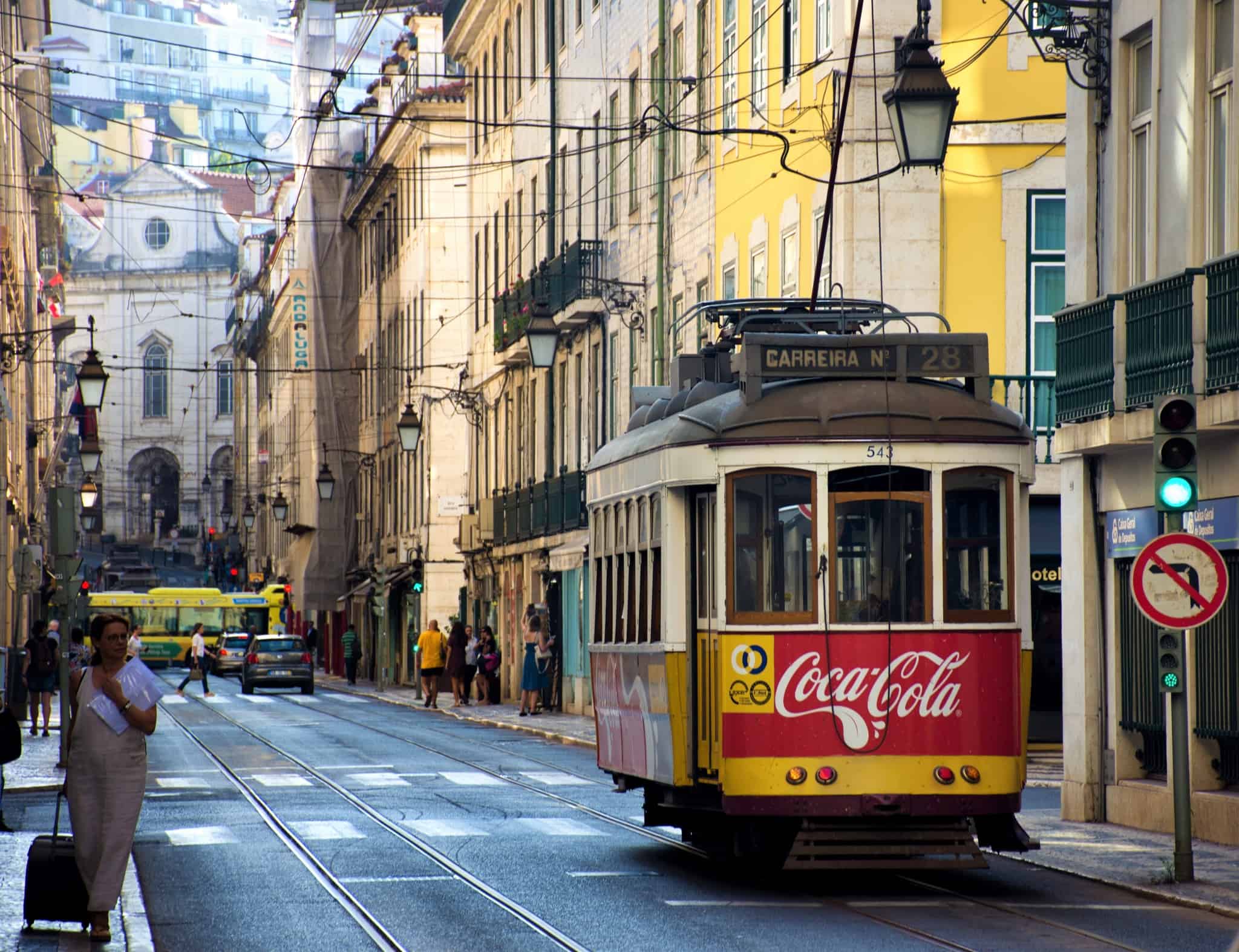 rua da Baixa em Lisboa, com muito transito e transportes públicos, ilustra como se pode poupar em deslocações