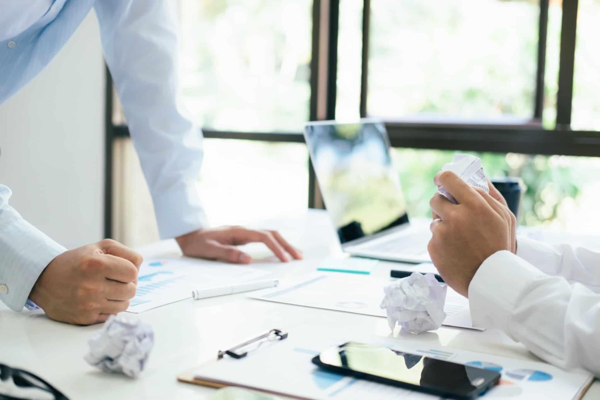 Duas pessoas a tratar dos procedimentos para criar uma Sociedade por Quotas