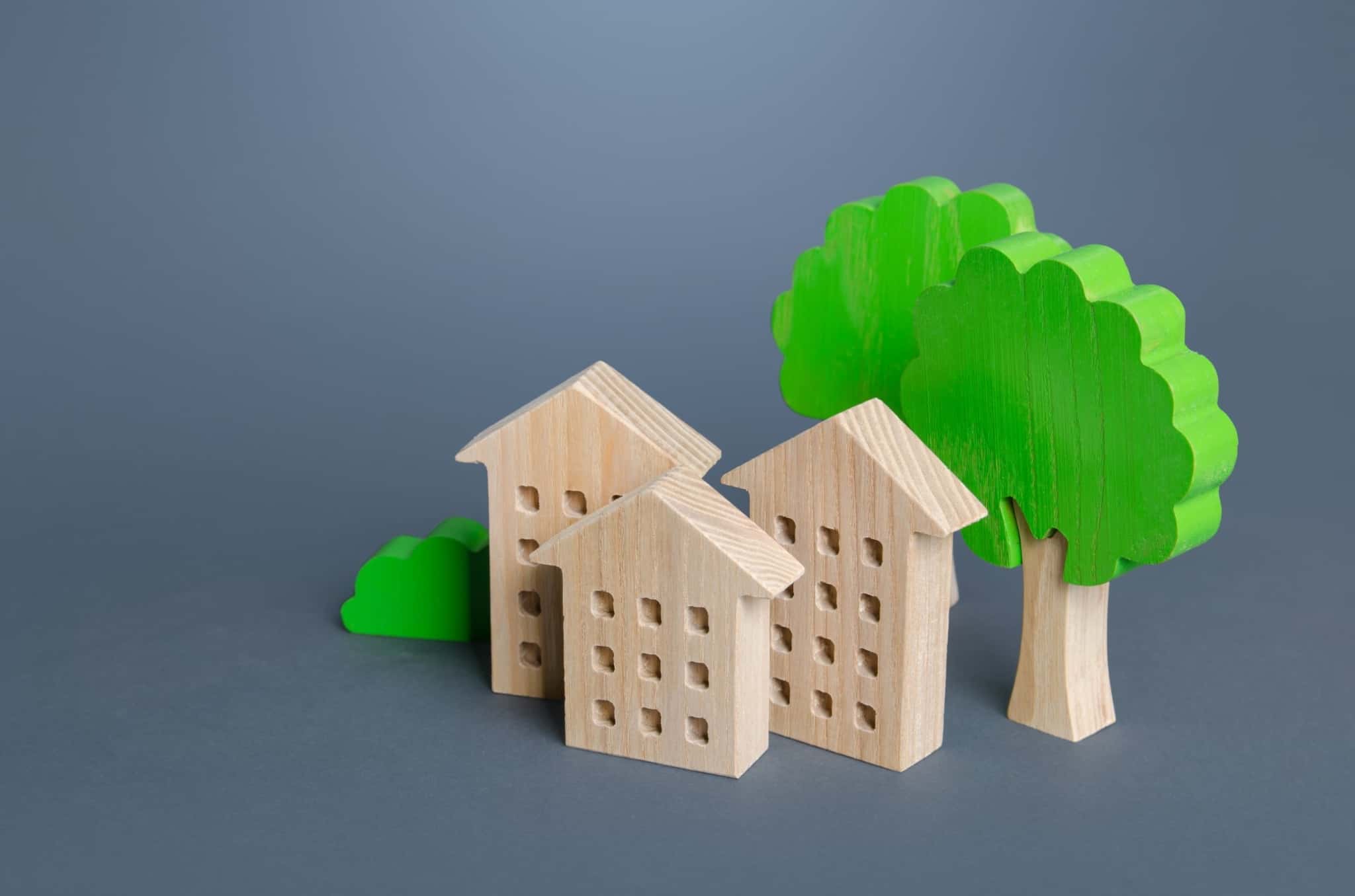 Miniaturas de prédios em madeira rodeados de árvores numa alusão às mais-valias da eficiência energética. o Certificado energético confere ainda benefícios fiscais