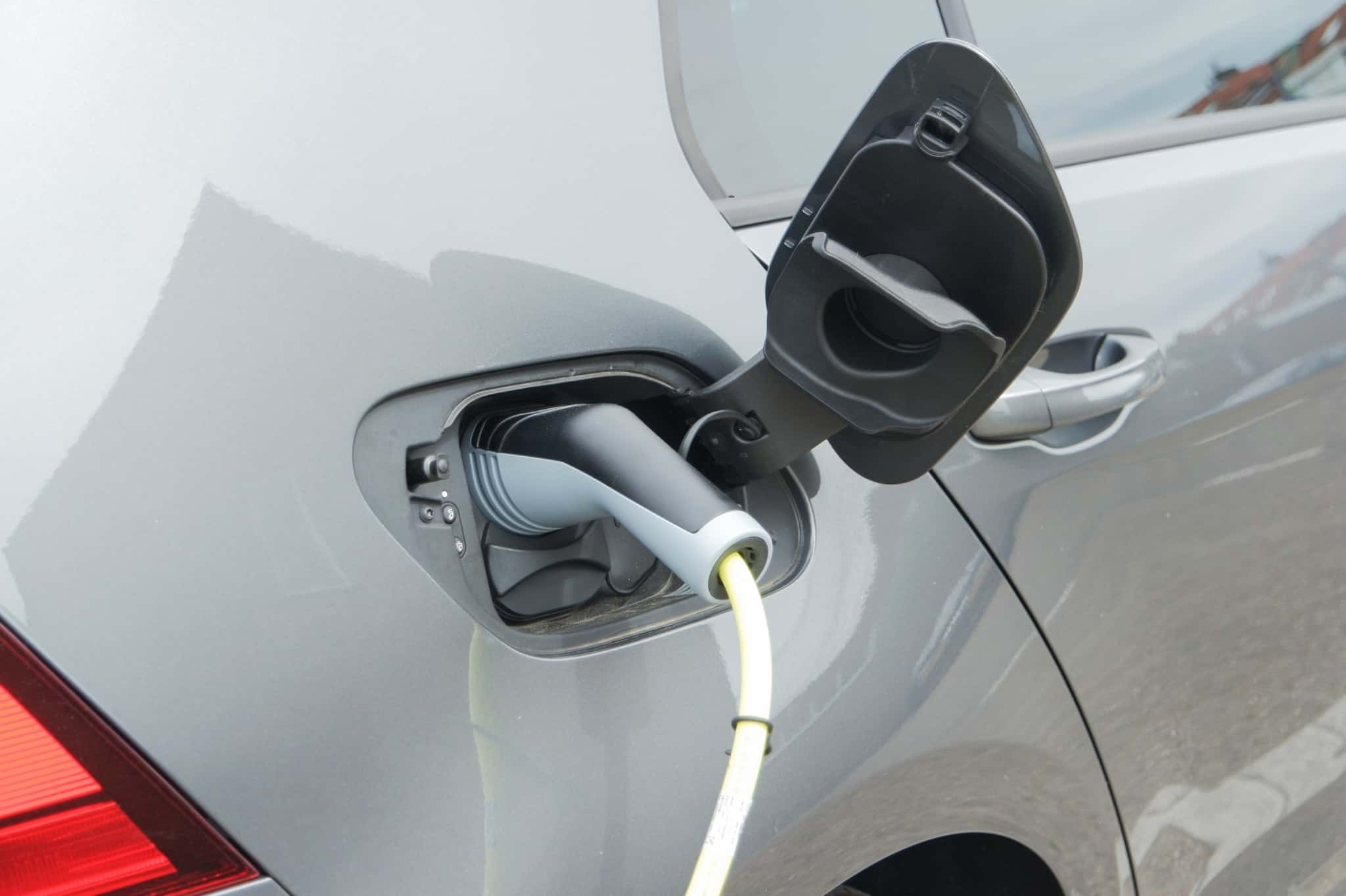 carro elétrico a ser carregado num posto