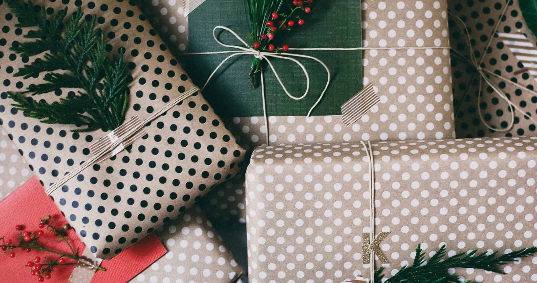 Prendas de Natal embrulhadas com azevinho