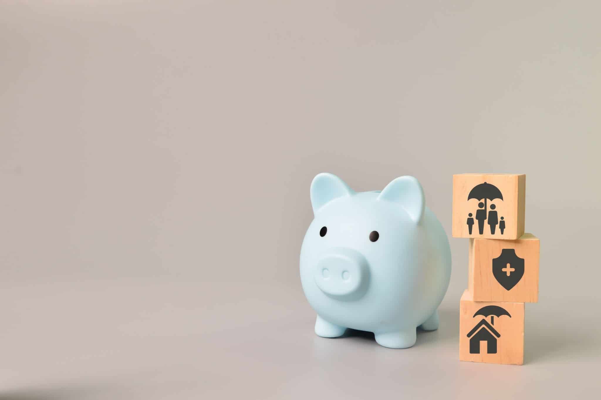 Imagem de um porco mealheiro e de símbolos a remeter para os seguros - seguro de vida a ilustrar como organizar as finanças