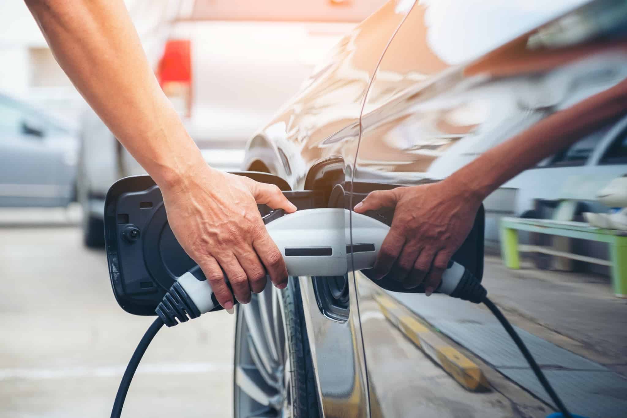 carro elétrico a ser carregado