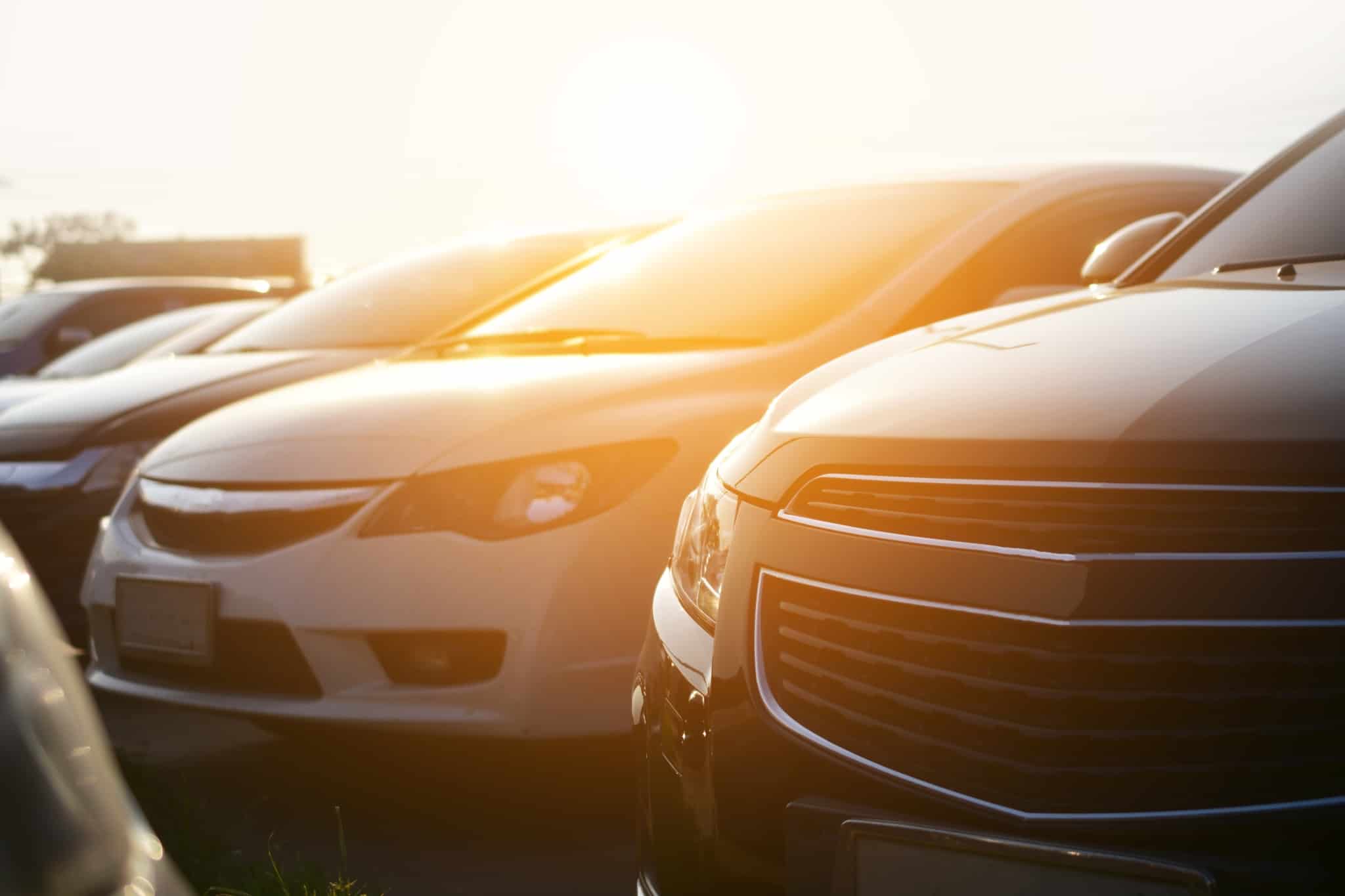 fila de carros, de diferentes modelos e cor, estacionados