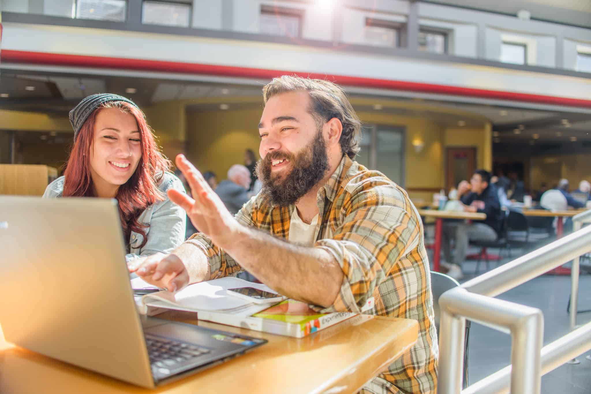 casal de jovens consulta no computador as ofertas de estágios e formação
