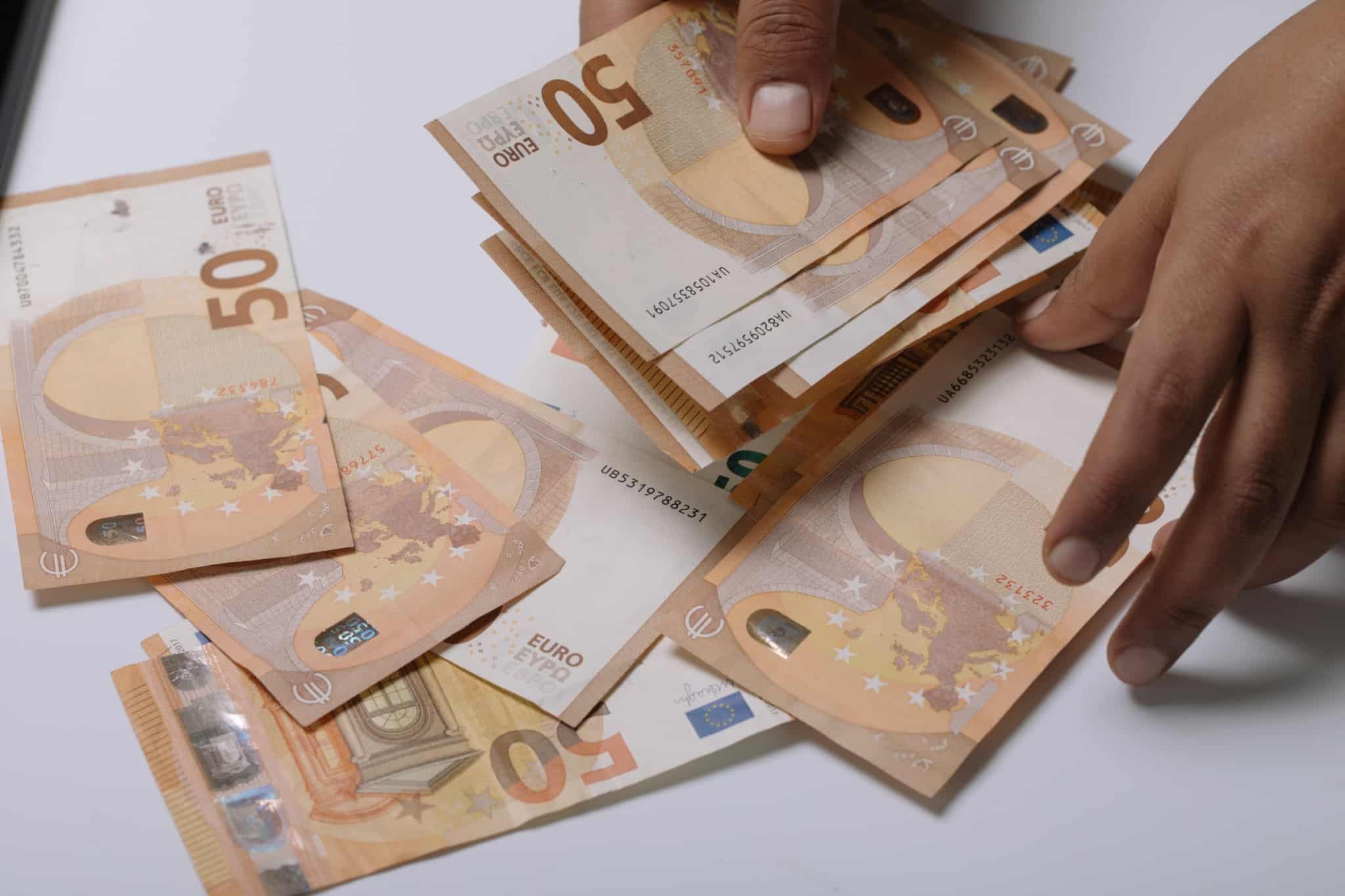 imagem com muitas notas de 50 euros