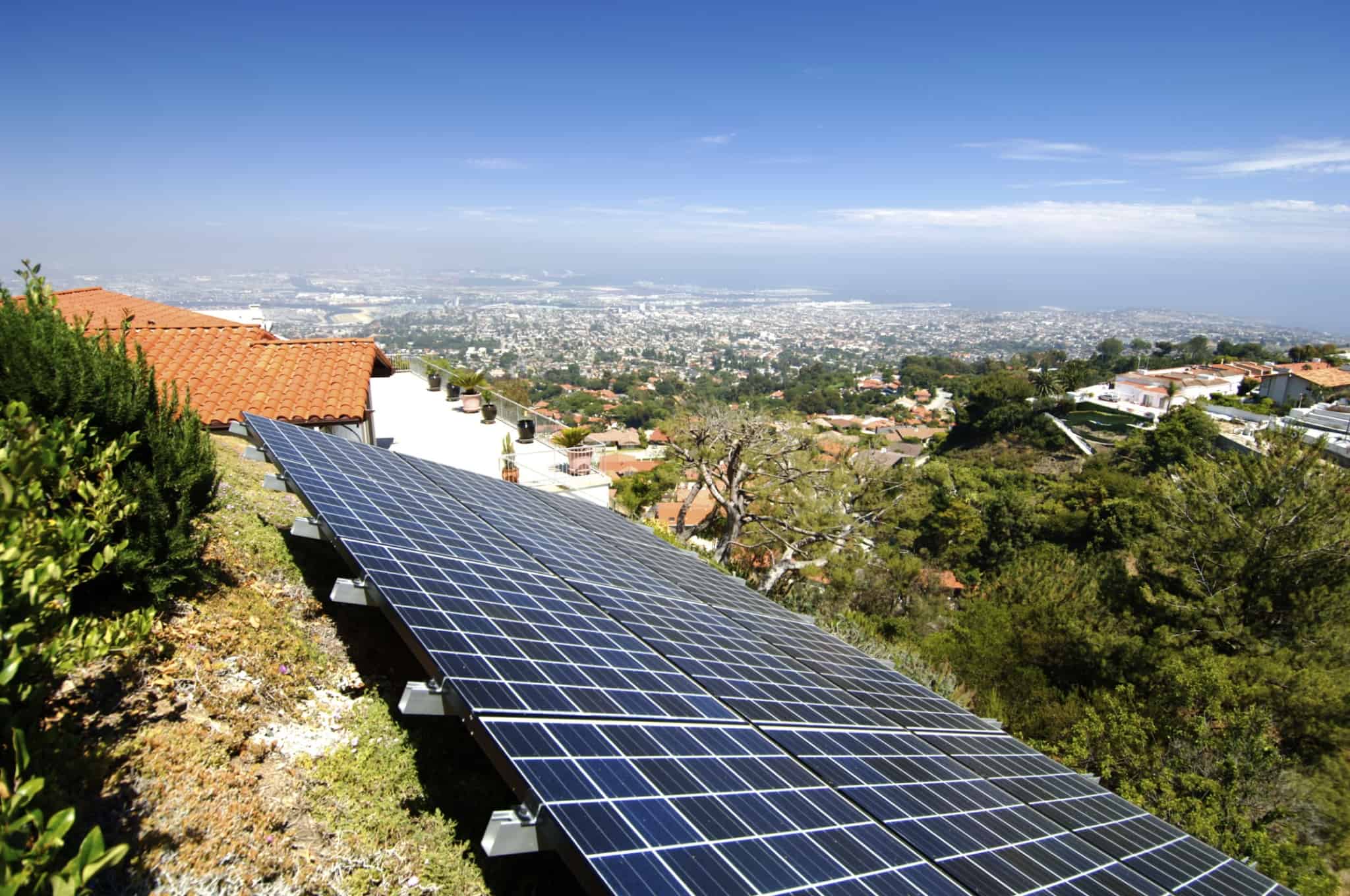 painéis solares numa aldeia