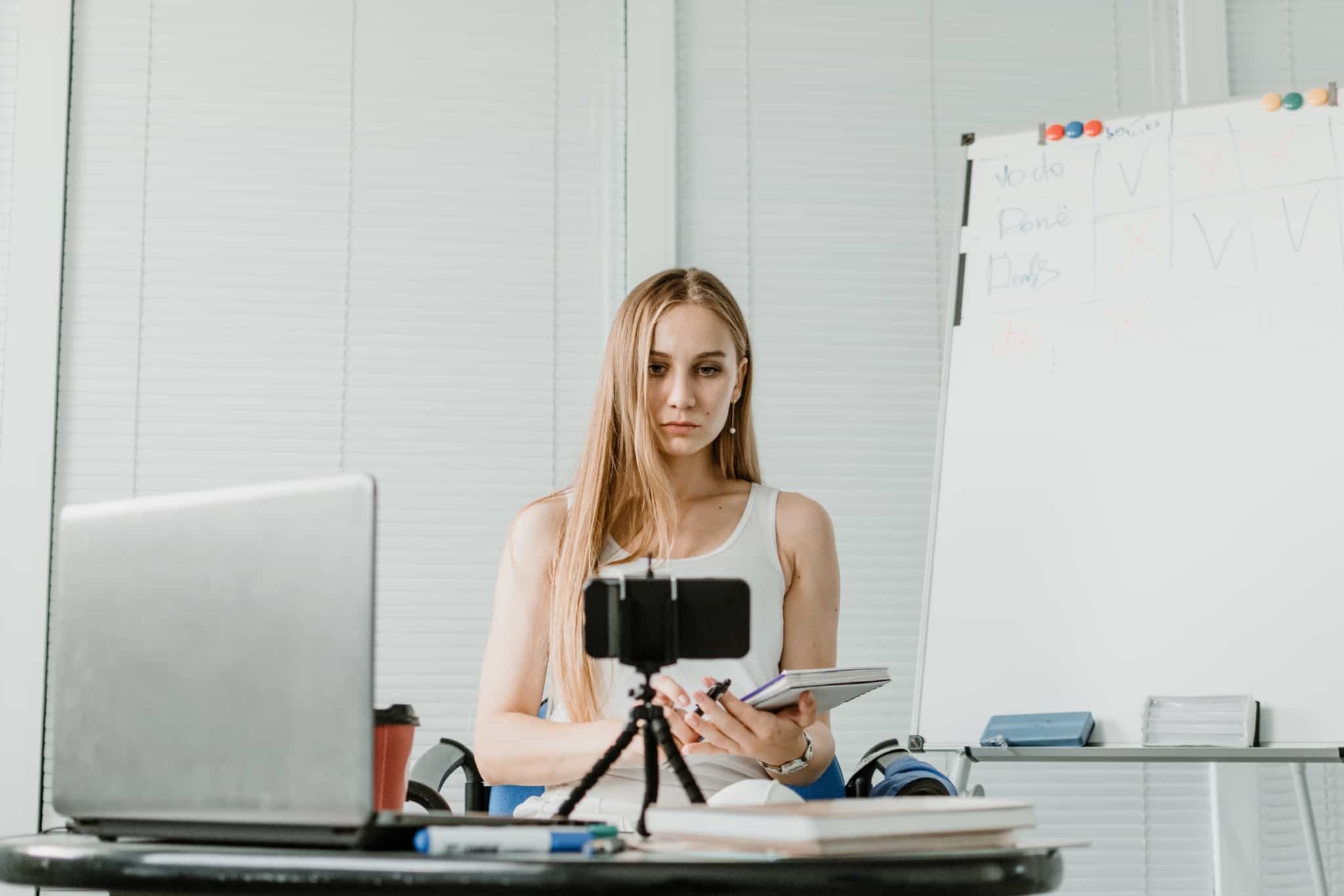 jovem mulher recorre ao telemóvel para produzir o seu trabalho extra