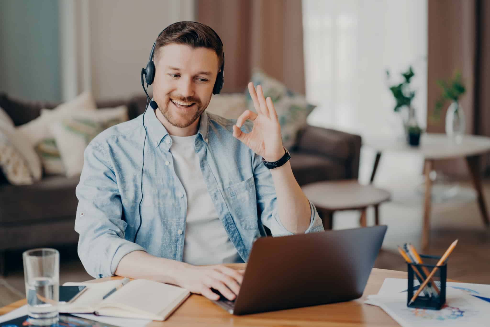 Rapaz a fazer uma call em regime de teletrabalho