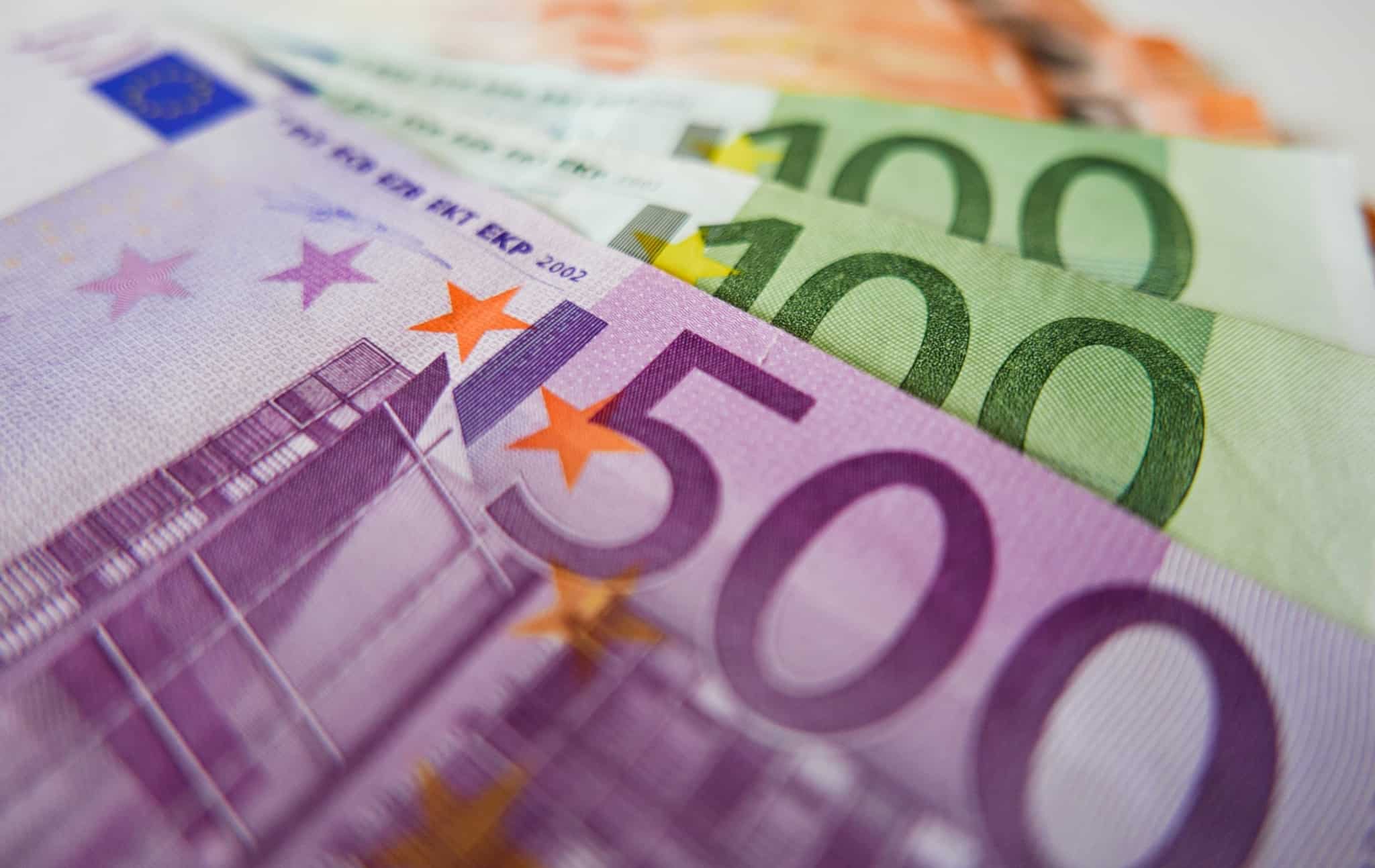 Notas de euro sobrepostas