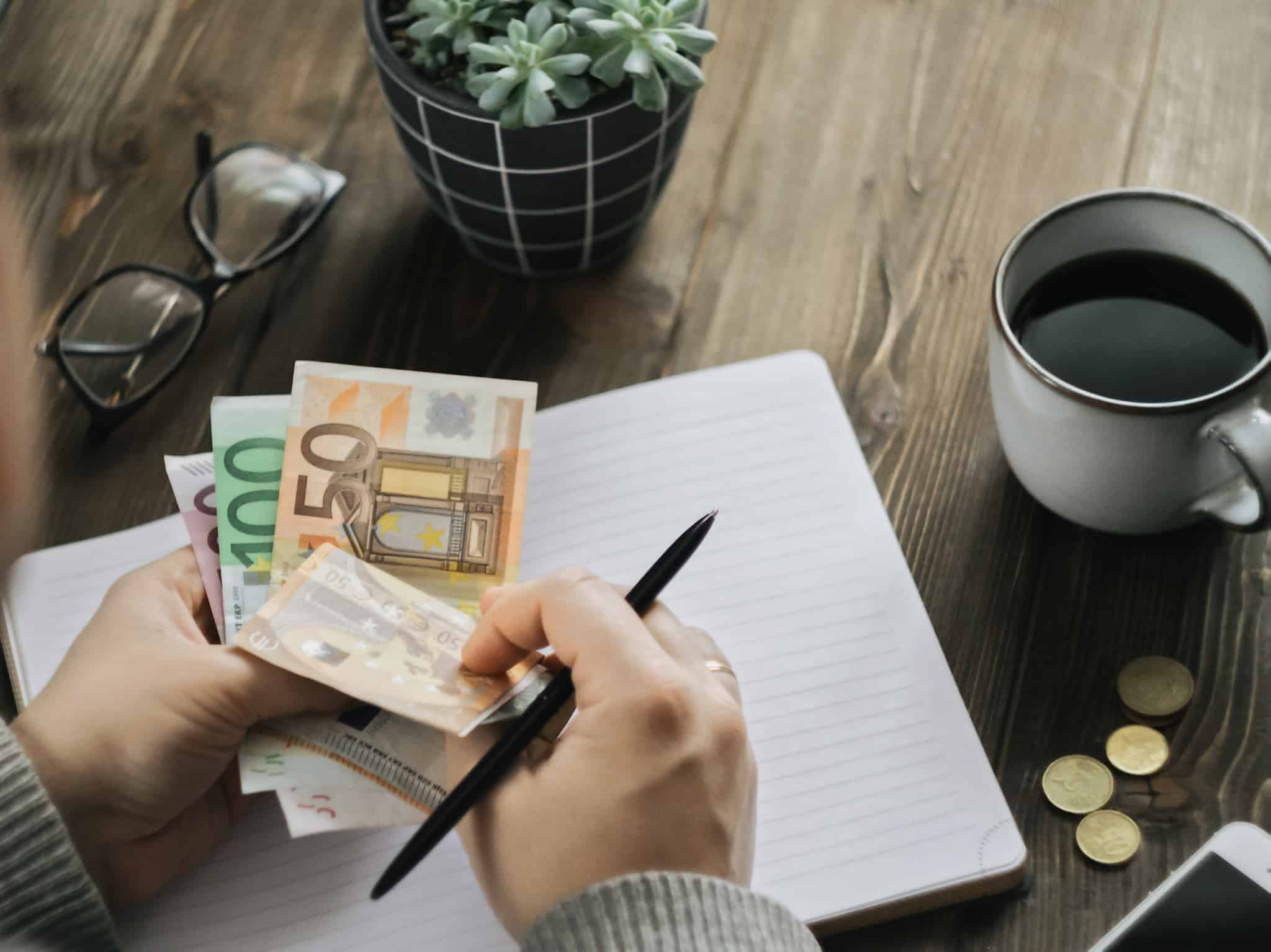 Homem com várias notas de euro na mão, conta o dinheiro