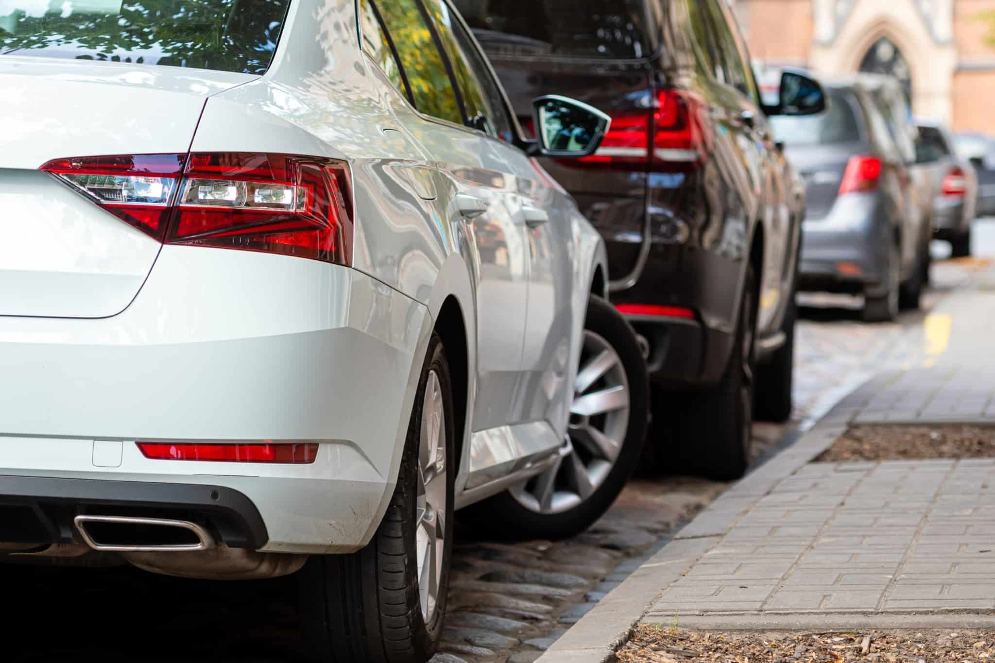 fila de carros estacionados junto ao passeio a ilustrar Como Escrever uma Carta Para Recorrer de uma Multa de Trânsito