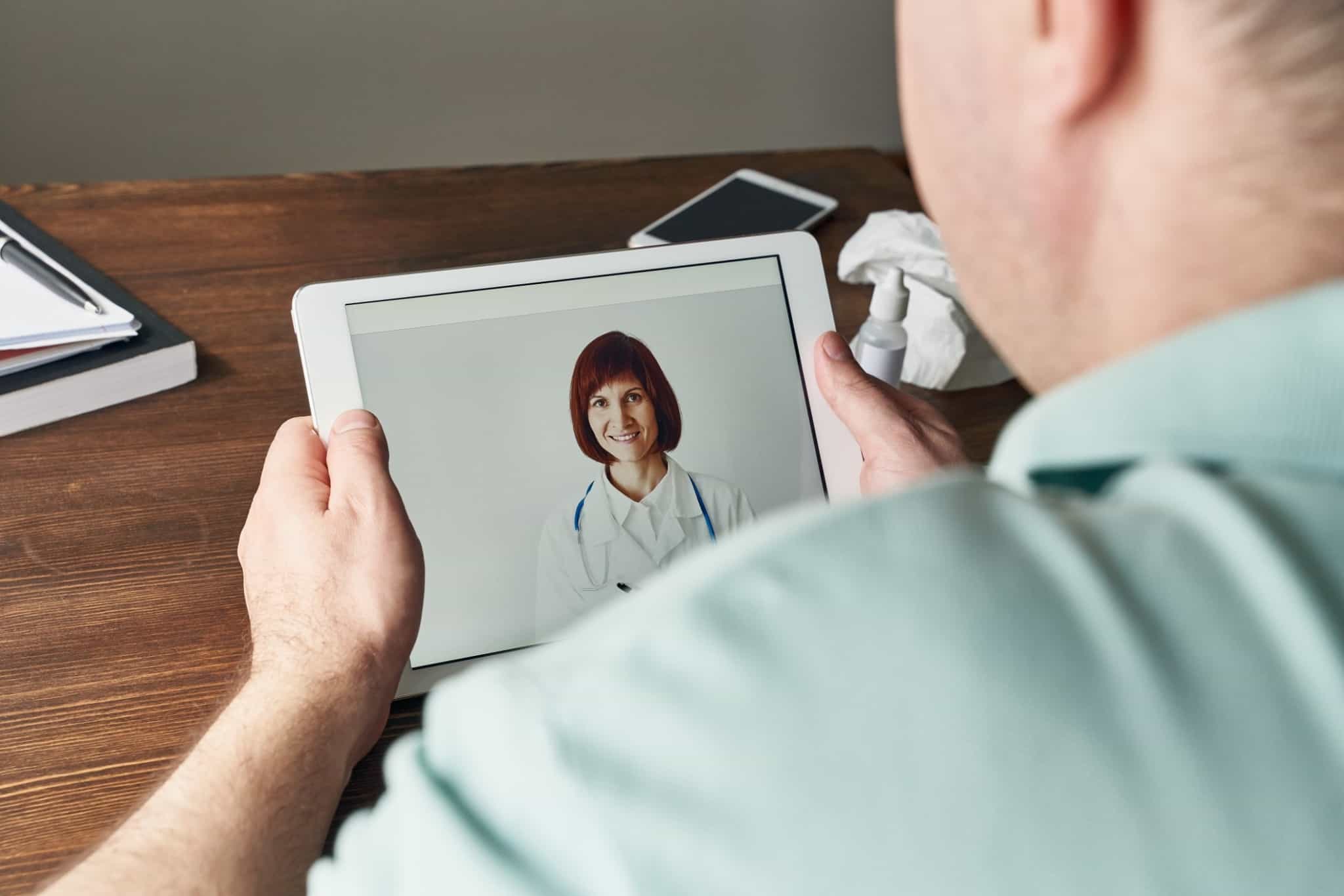 homem tem consulta médica online através do seu tablet