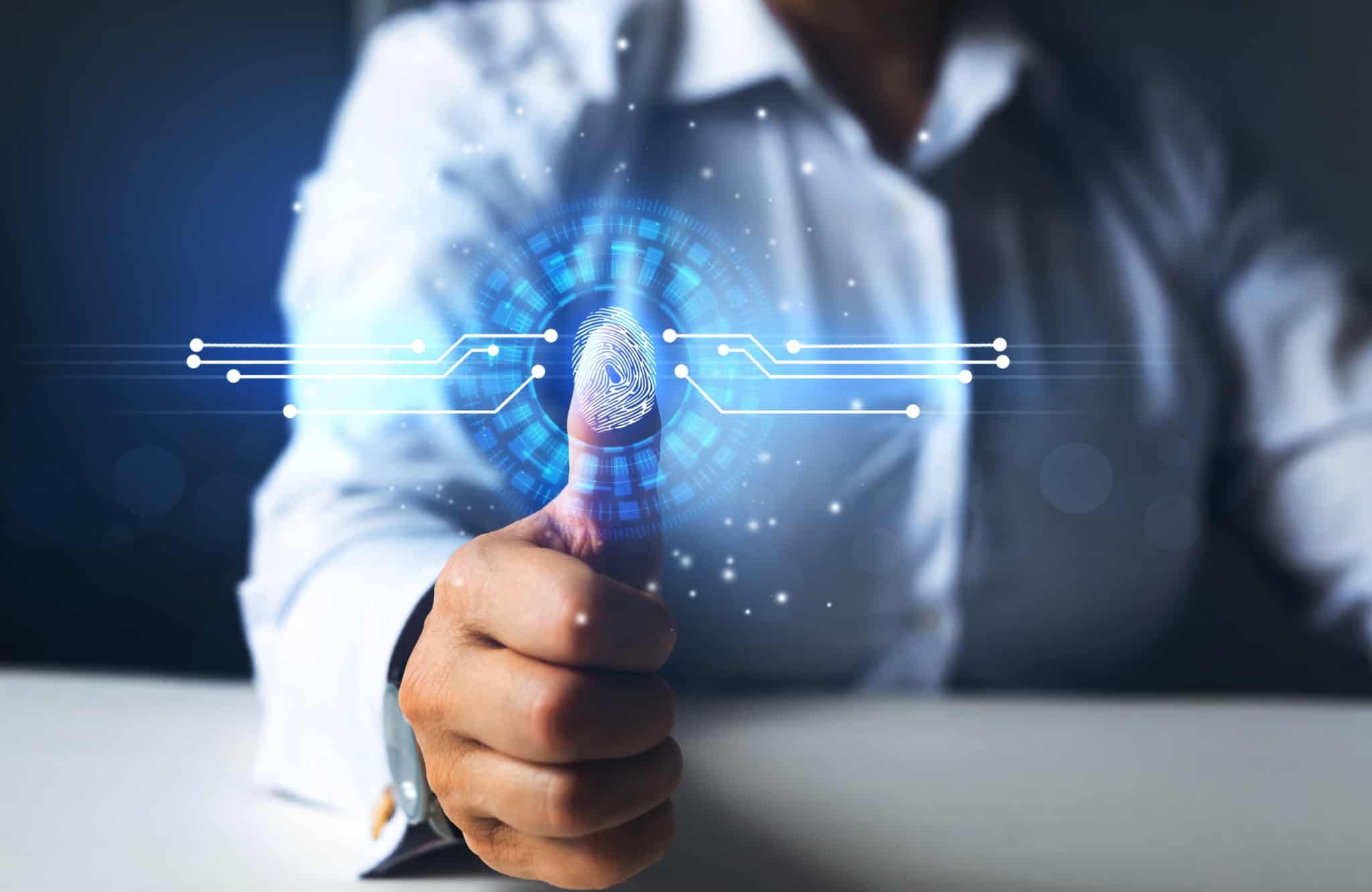 ecran digital onde se vê o polegar de um jovem homem, servindo para conectar serviços com a sua assinatura digital