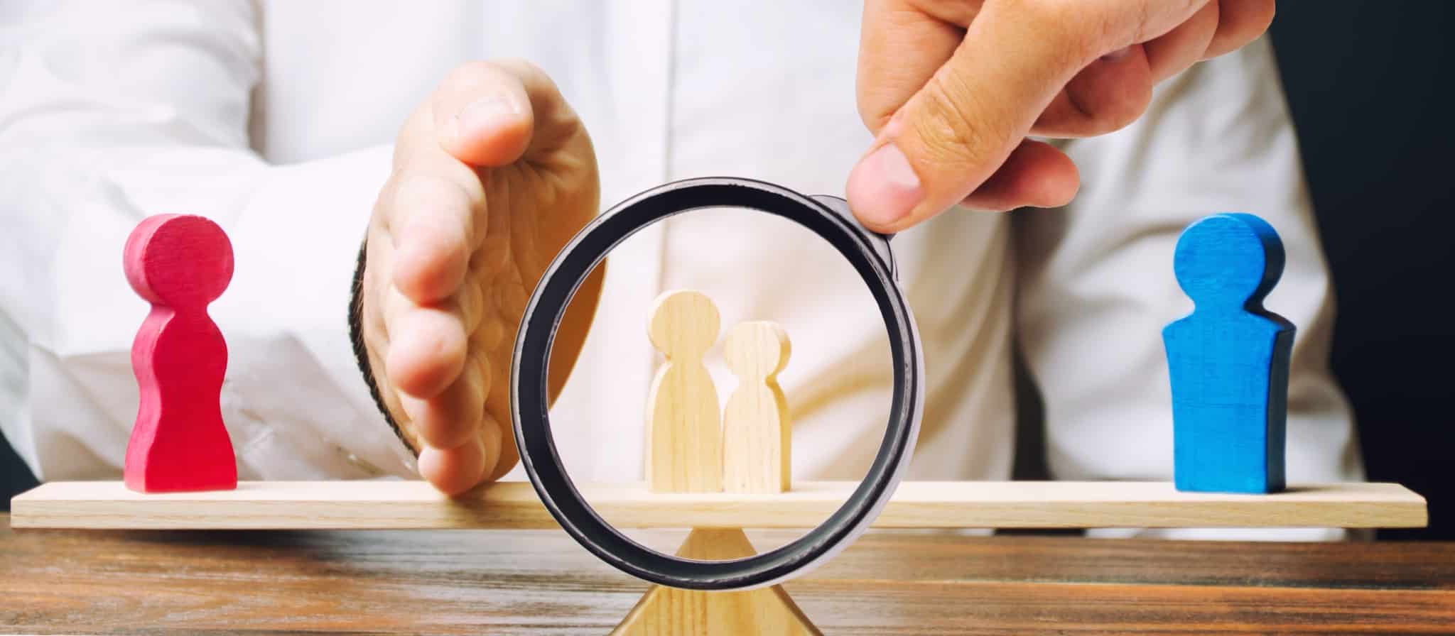 Figuras de pai e mãe separados e filhos sob lupa no meio