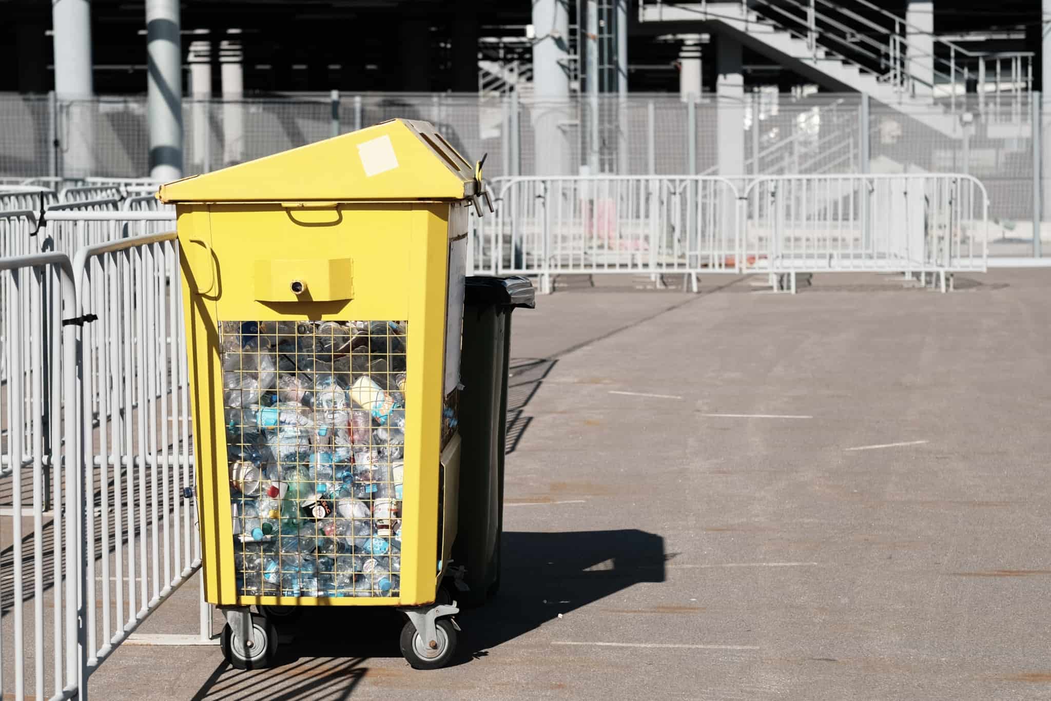 ecoponto amarelo, destinado a embalagens, cheio dos mais diversos produtos de plástico já usados